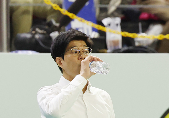 경기 지켜보는 하상윤 감독