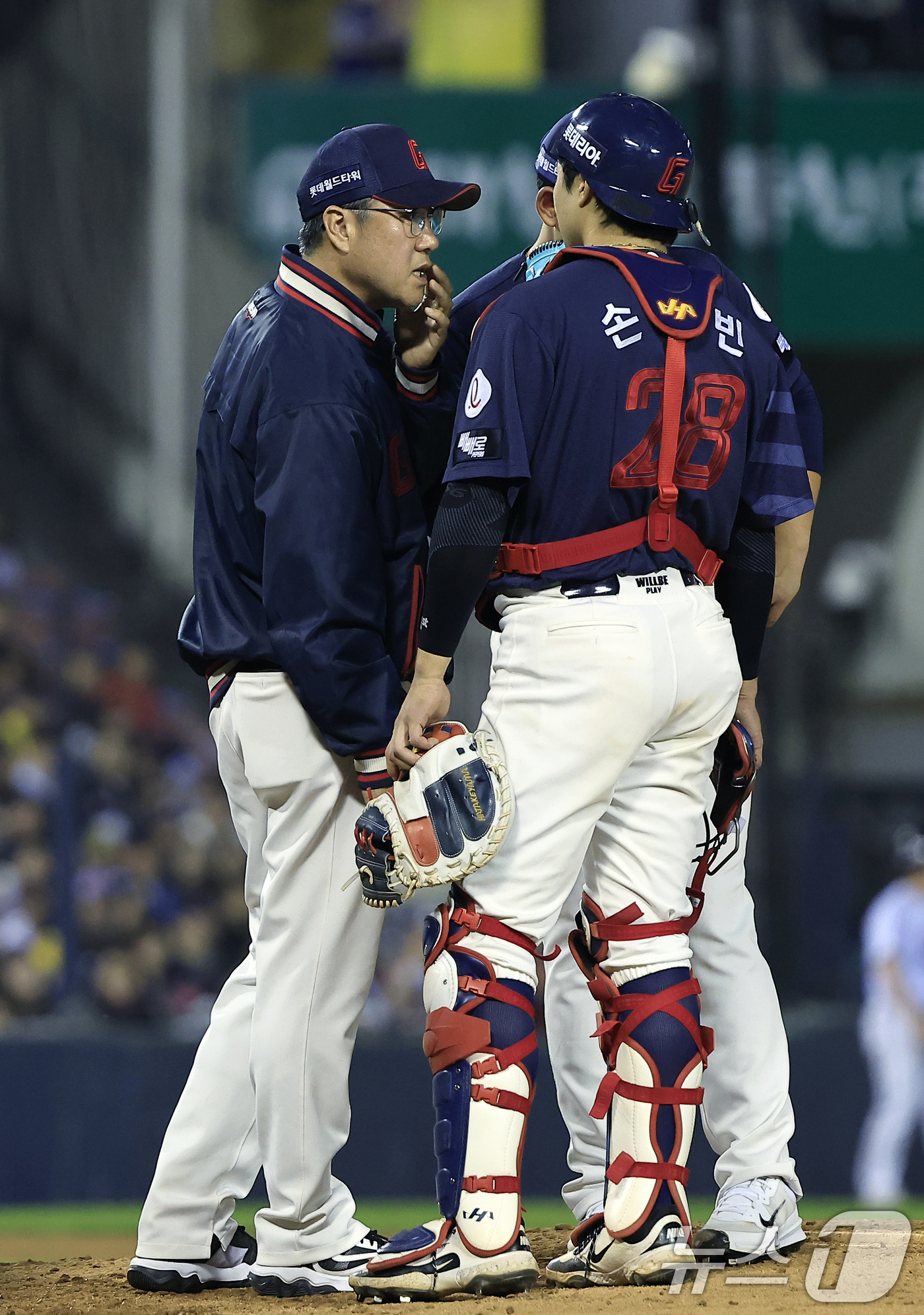 (서울=뉴스1) 박정호 기자 = 15일 서울 송파구 잠실야구장에서 열린 '2026 신한 SOL KBO리그' 롯데 자이언츠와 LG 트윈스의 경기, 5회말 2사 주자 1,2루 상황을 …