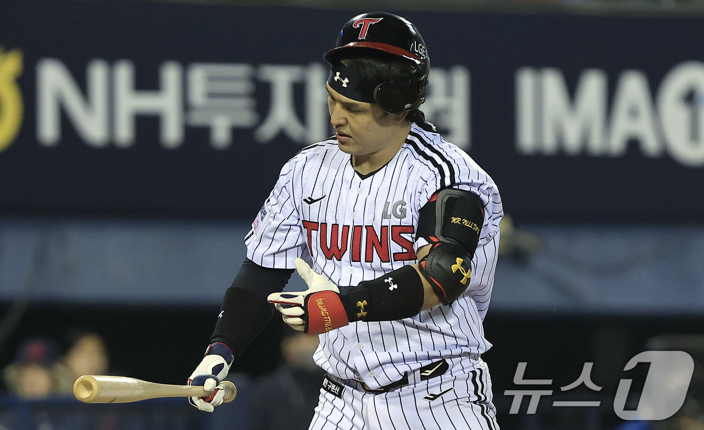 (서울=뉴스1) 박정호 기자 = 15일 서울 송파구 잠실야구장에서 열린 '2026 신한 SOL KBO리그' 롯데 자이언츠와 LG 트윈스의 경기, 5회말 2사 주자 1루 상황에 LG …