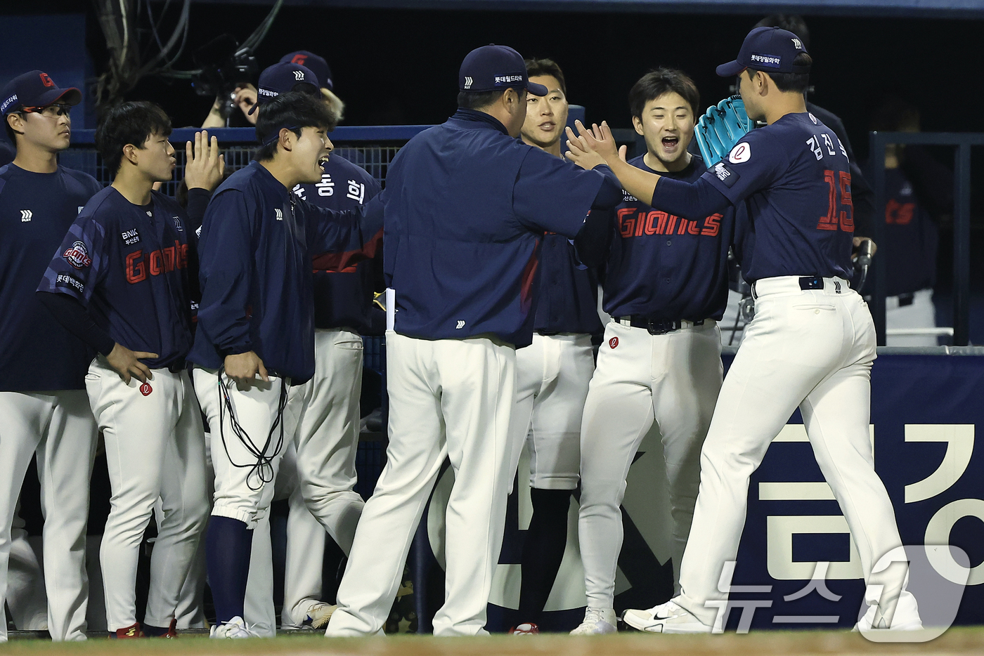 (서울=뉴스1) 박정호 기자 = 15일 서울 송파구 잠실야구장에서 열린 '2026 신한 SOL KBO리그' 롯데 자이언츠와 LG 트윈스의 경기, 6회말 2사 주자 2루 상황에 LG …