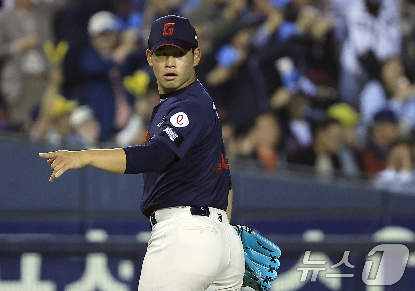 (서울=뉴스1) 박정호 기자 = 15일 서울 송파구 잠실야구장에서 열린 '2026 신한 SOL KBO리그' 롯데 자이언츠와 LG 트윈스의 경기, 6회말 2사 주자 2루 상황에 LG …