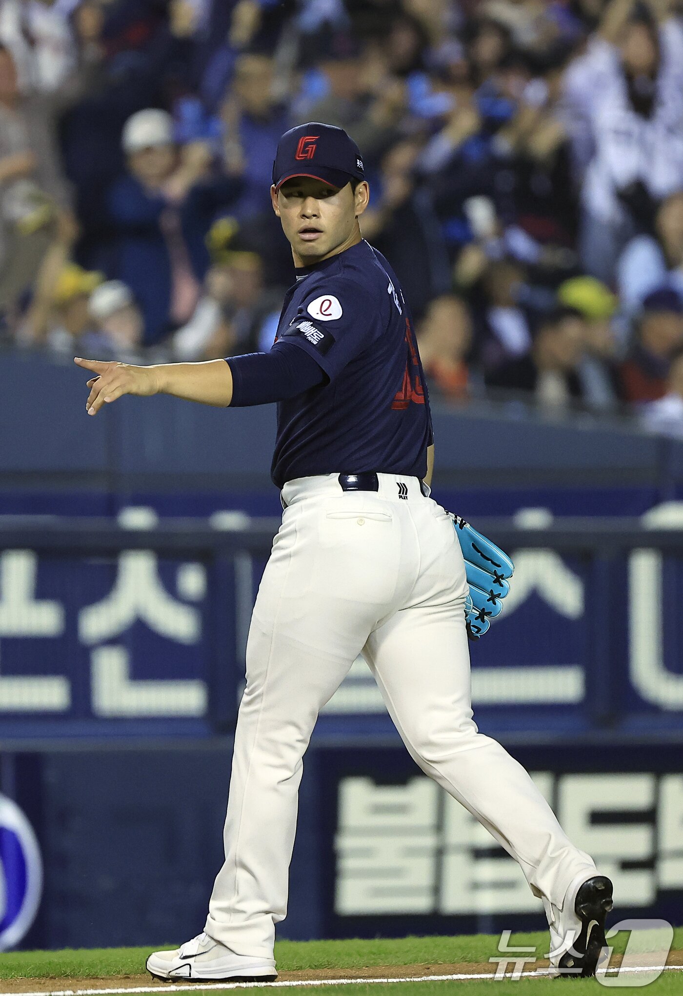 본문 이미지 - 15일 서울 송파구 잠실야구장에서 열린 '2026 신한 SOL KBO리그' 롯데 자이언츠와 LG 트윈스의 경기, 6회말 2사 주자 2루 상황에 LG 문보경을 삼진으로 잡아 이닝을 끝낸 롯데 선발 김진욱이 더그아웃으로 들어가며 손짓하고 있다. 2026.4.15 ⓒ 뉴스1 박정호 기자