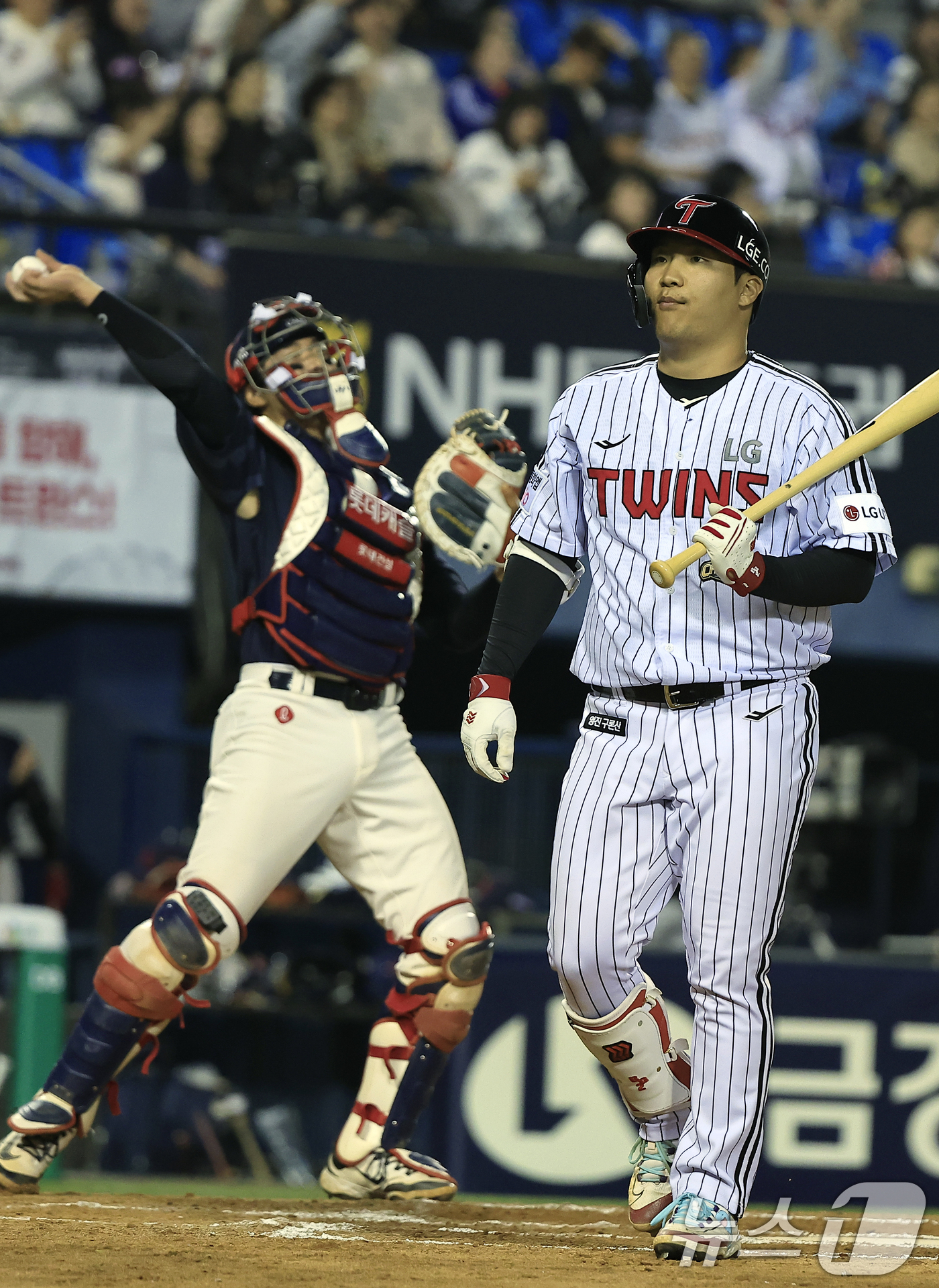 (서울=뉴스1) 박정호 기자 = 15일 서울 송파구 잠실야구장에서 열린 '2026 신한 SOL KBO리그' 롯데 자이언츠와 LG 트윈스의 경기, 6회말 2사 주자 2루 상황에 LG …