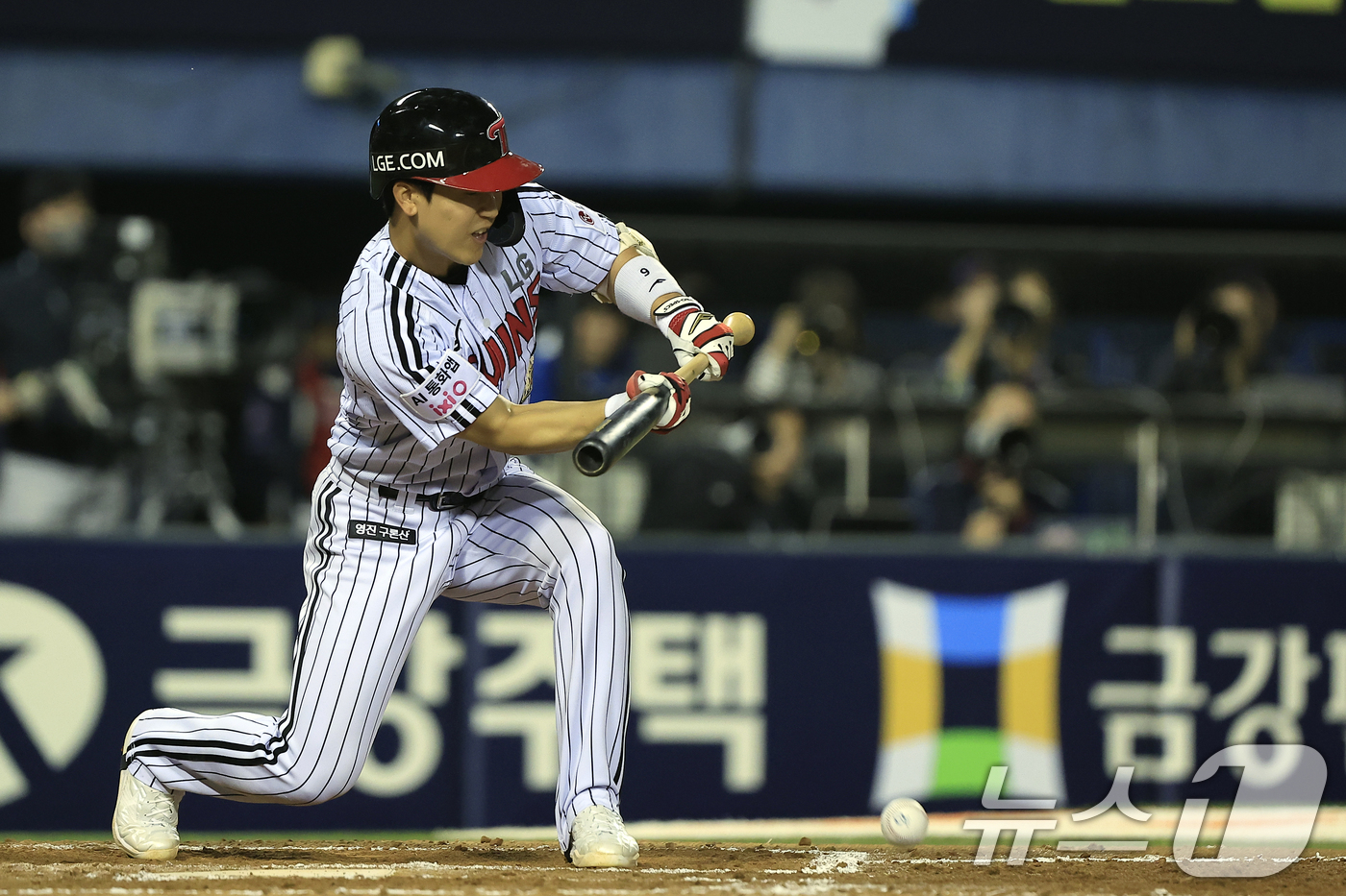 (서울=뉴스1) 박정호 기자 = 15일 서울 송파구 잠실야구장에서 열린 '2026 신한 SOL KBO리그' 롯데 자이언츠와 LG 트윈스의 경기, 7회말 무사 주자 1루 상황에 LG …