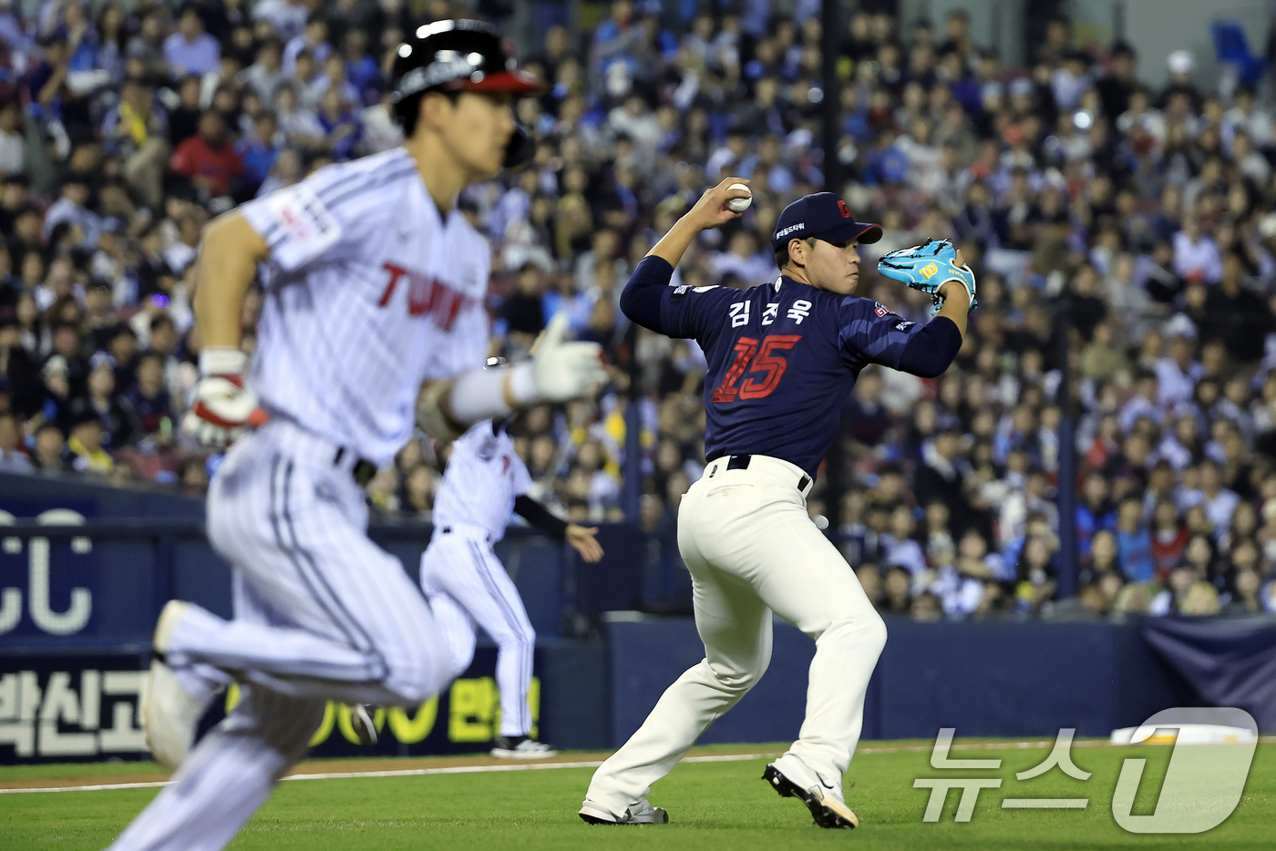 (서울=뉴스1) 박정호 기자 = 15일 서울 송파구 잠실야구장에서 열린 '2026 신한 SOL KBO리그' 롯데 자이언츠와 LG 트윈스의 경기, 7회말 무사 주자 1루 상황에 롯데 …