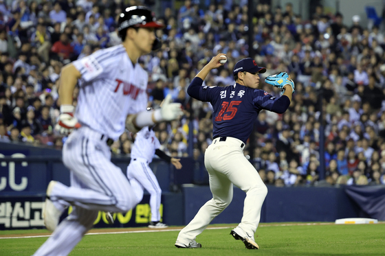 1루로 송구하는 김진욱
