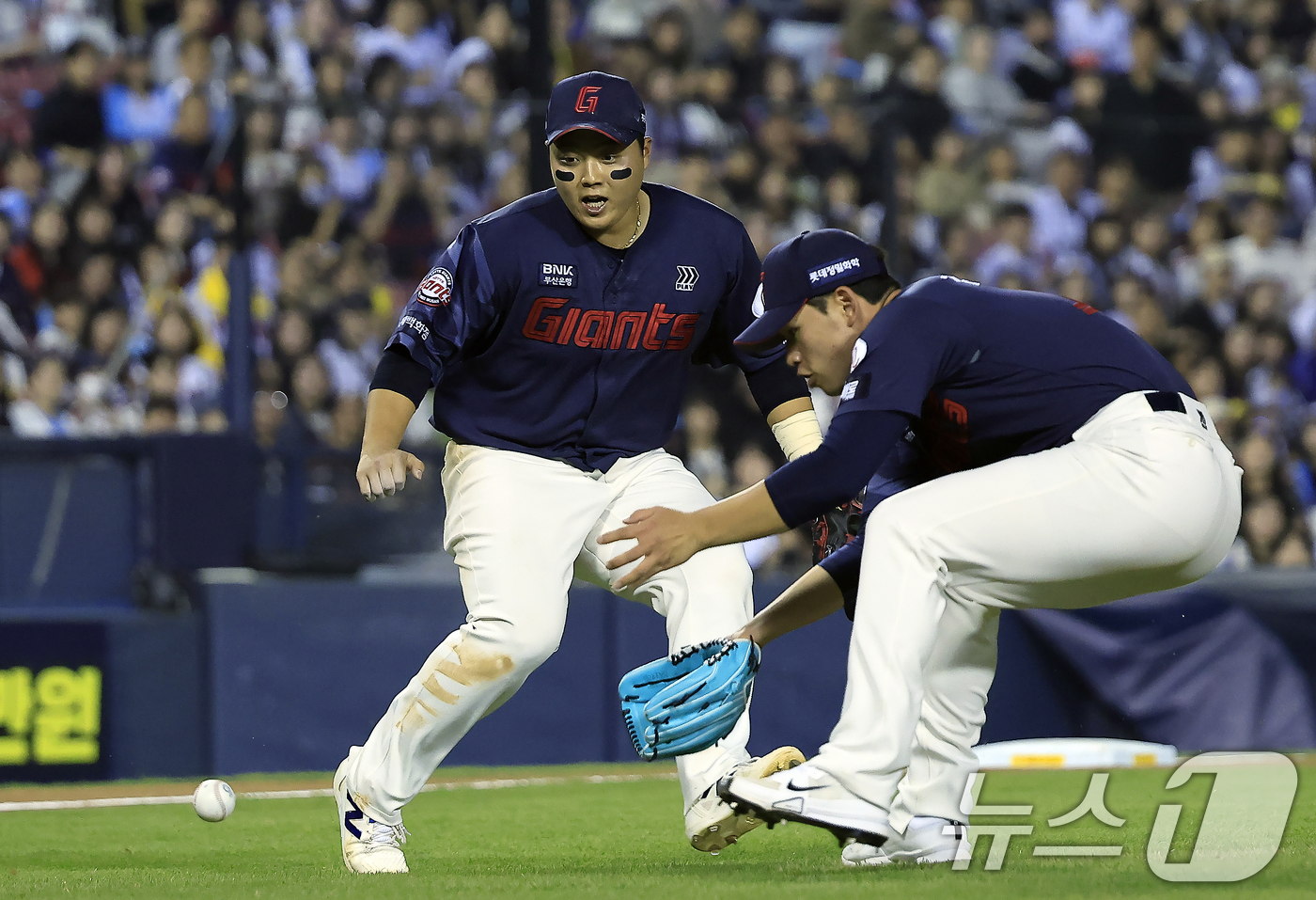 (서울=뉴스1) 박정호 기자 = 15일 서울 송파구 잠실야구장에서 열린 '2026 신한 SOL KBO리그' 롯데 자이언츠와 LG 트윈스의 경기, 7회말 무사 주자 1루 상황에 롯데 …