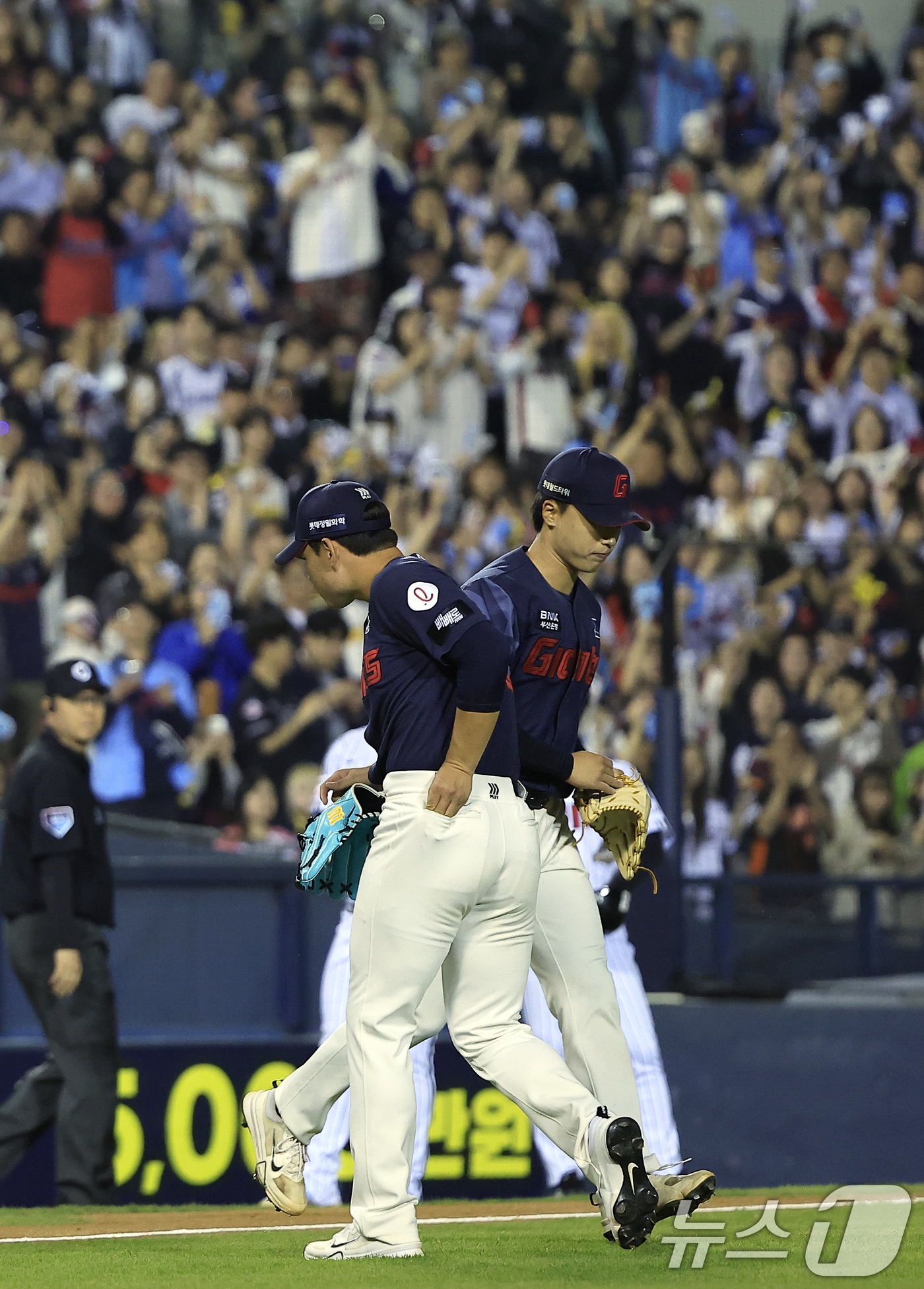 (서울=뉴스1) 박정호 기자 = 15일 서울 송파구 잠실야구장에서 열린 '2026 신한 SOL KBO리그' 롯데 자이언츠와 LG 트윈스의 경기, 7회말 2사 주자 3루 상황에 롯데 …