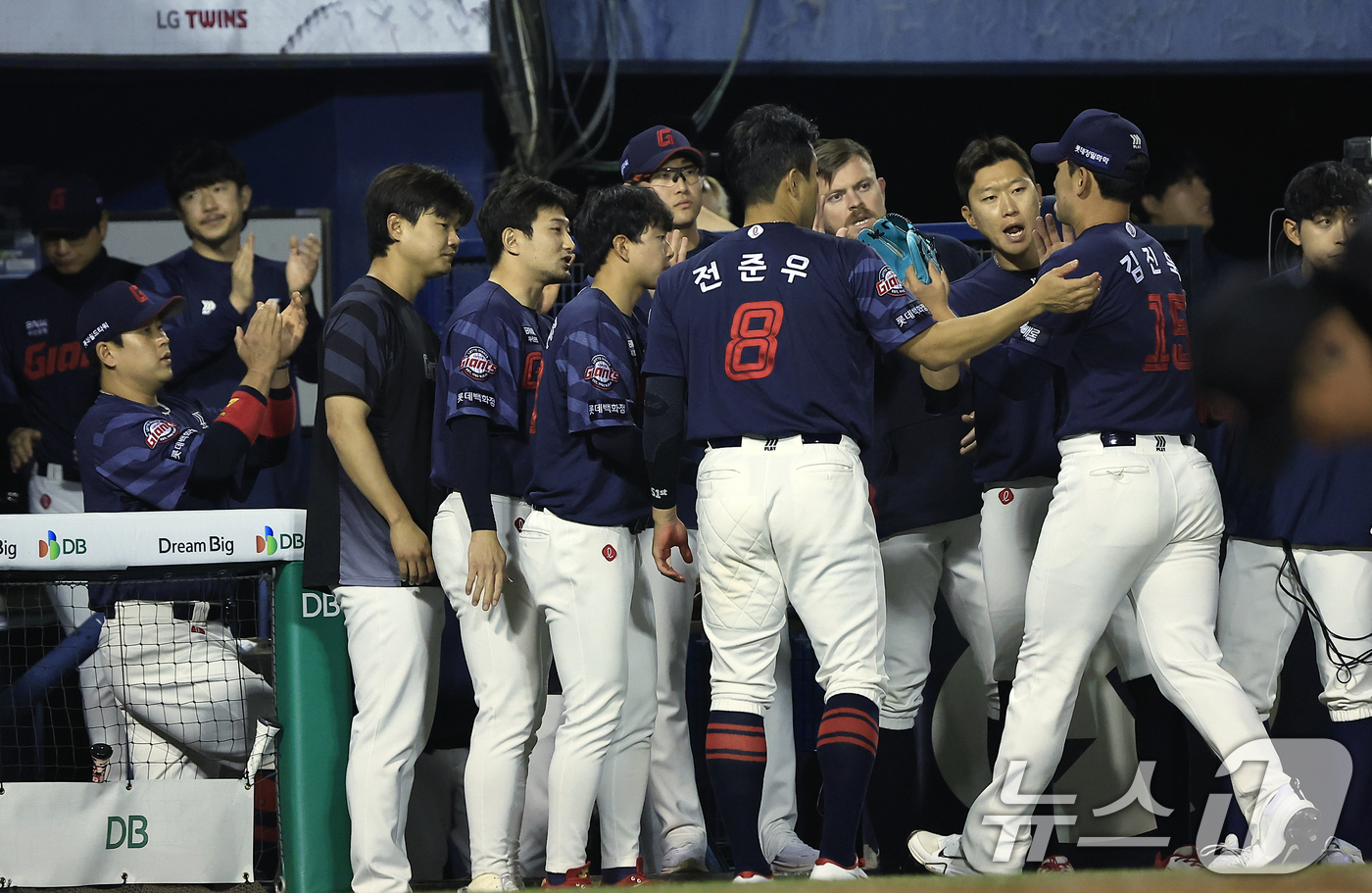 (서울=뉴스1) 박정호 기자 = 15일 서울 송파구 잠실야구장에서 열린 '2026 신한 SOL KBO리그' 롯데 자이언츠와 LG 트윈스의 경기, 7회말 2사 주자 3루 상황에 박정 …