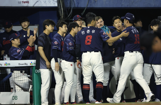 7회말 마운드에서 내려온 김진욱