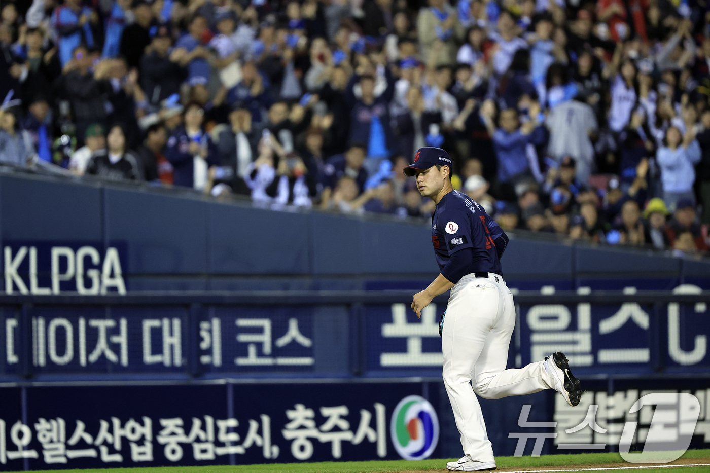 (서울=뉴스1) 박정호 기자 = 15일 서울 송파구 잠실야구장에서 열린 '2026 신한 SOL KBO리그' 롯데 자이언츠와 LG 트윈스의 경기, 7회말 2사 주자 3루 상황에 롯데 …