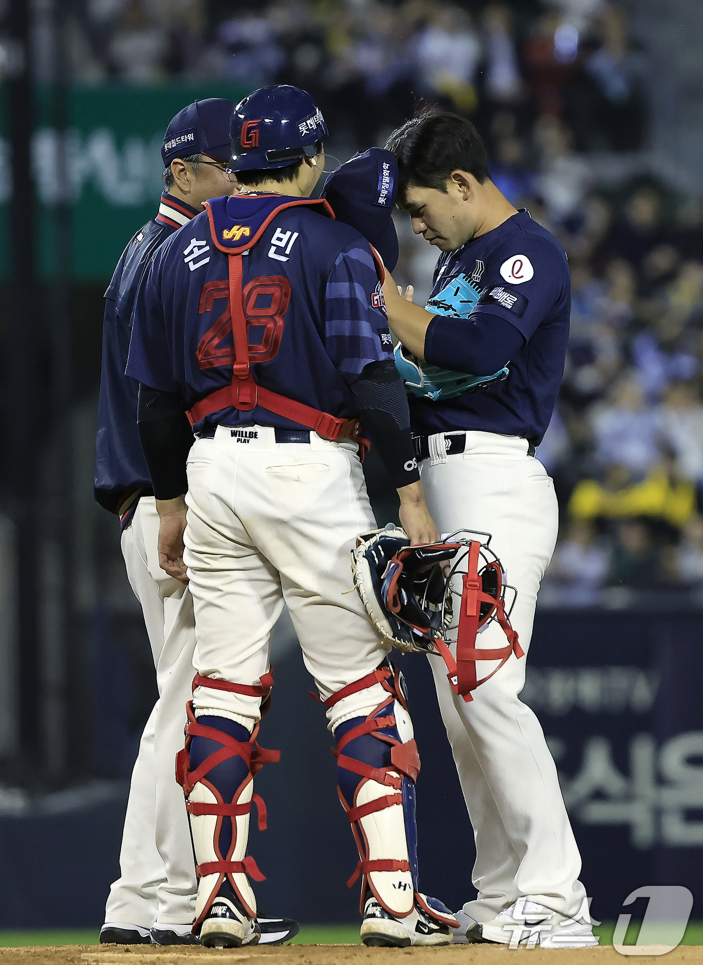 (서울=뉴스1) 박정호 기자 = 15일 서울 송파구 잠실야구장에서 열린 '2026 신한 SOL KBO리그' 롯데 자이언츠와 LG 트윈스의 경기, 7회말 2사 주자 3루 상황을 맞은 …