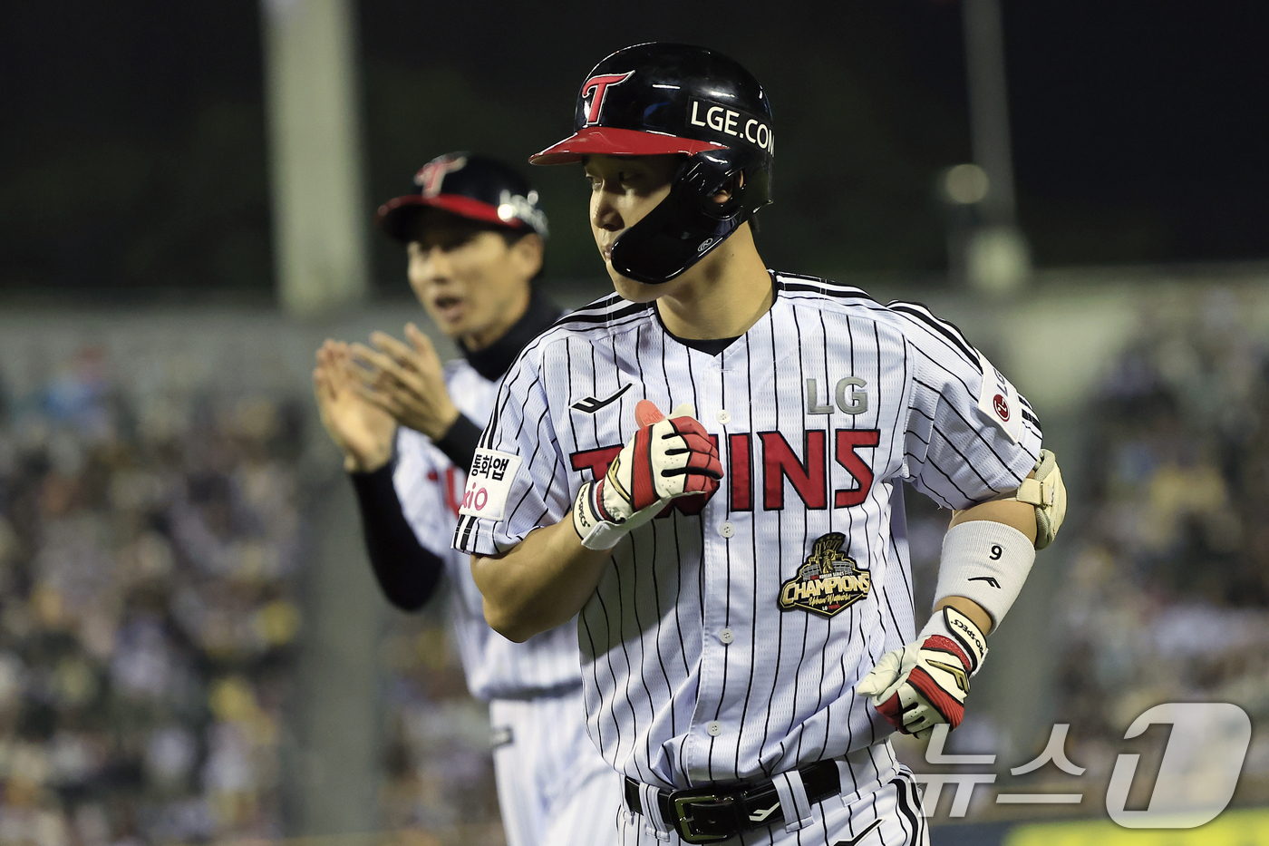 (서울=뉴스1) 박정호 기자 = 15일 서울 송파구 잠실야구장에서 열린 '2026 신한 SOL KBO리그' 롯데 자이언츠와 LG 트윈스의 경기, 7회말 무사 주자 1루 상황에 번트 …