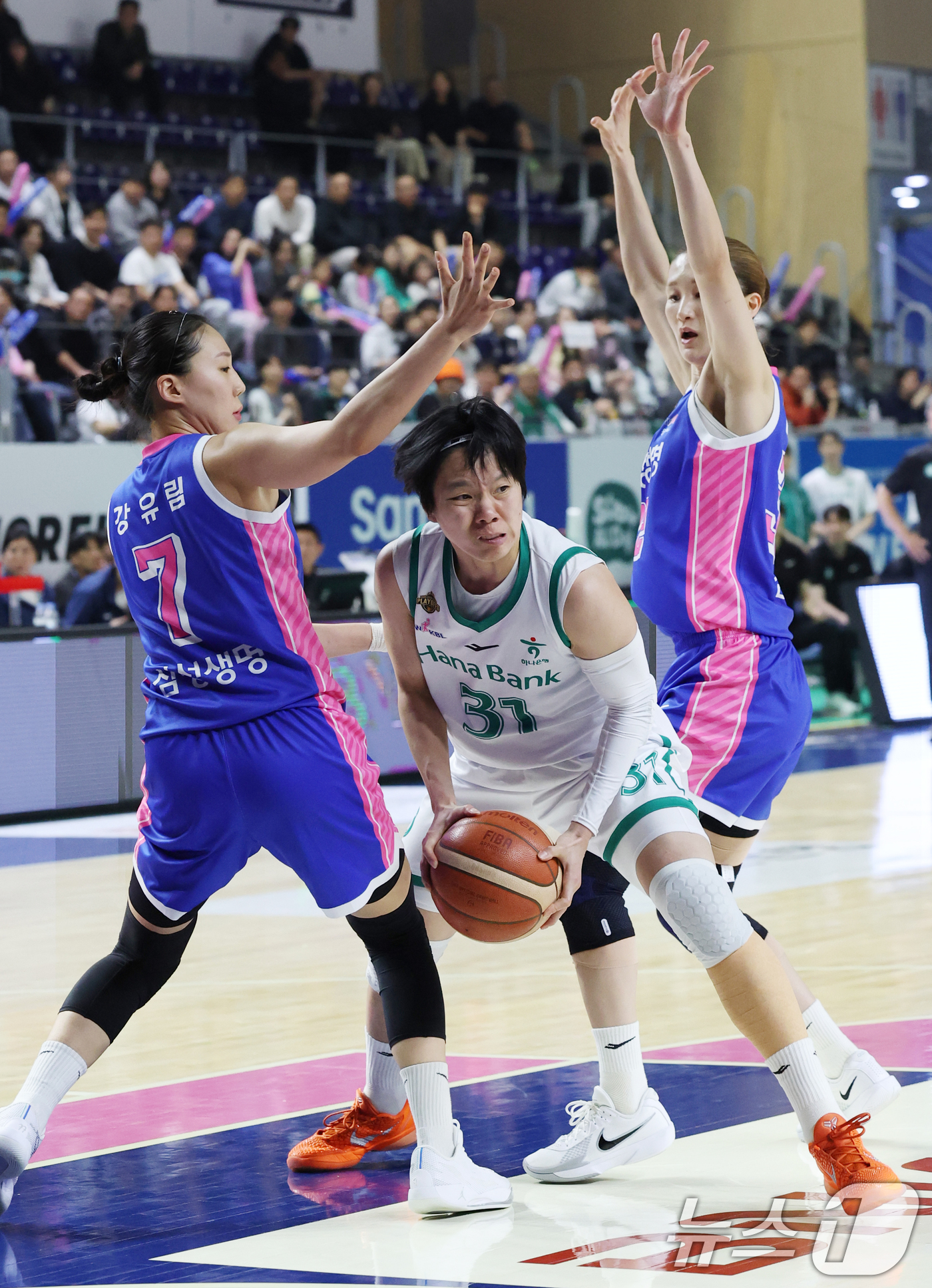 (용인=뉴스1) 김영운 기자 = 15일 경기 용인시 처인구 용인실내체육관에서 열린 'BNK 금융 2025-2026 여자프로농구 플레이오프 4차전' 용인 삼성생명 블루밍스와 부천 하 …