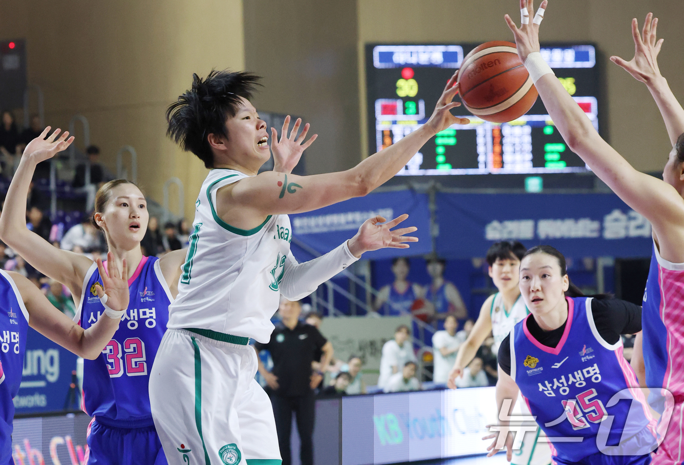 (용인=뉴스1) 김영운 기자 = 15일 경기 용인시 처인구 용인실내체육관에서 열린 'BNK 금융 2025-2026 여자프로농구 플레이오프 4차전' 용인 삼성생명 블루밍스와 부천 하 …