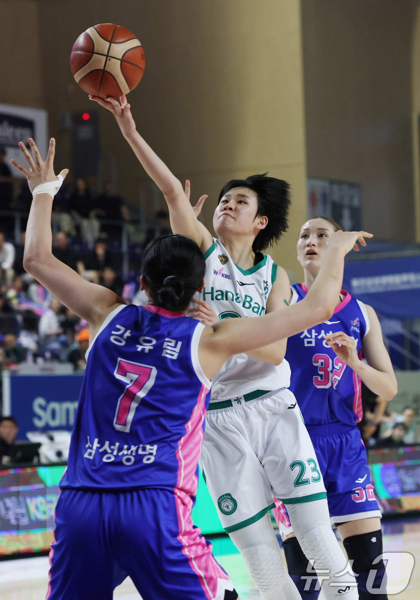 (용인=뉴스1) 김영운 기자 = 15일 경기 용인시 처인구 용인실내체육관에서 열린 'BNK 금융 2025-2026 여자프로농구 플레이오프 4차전' 용인 삼성생명 블루밍스와 부천 하 …