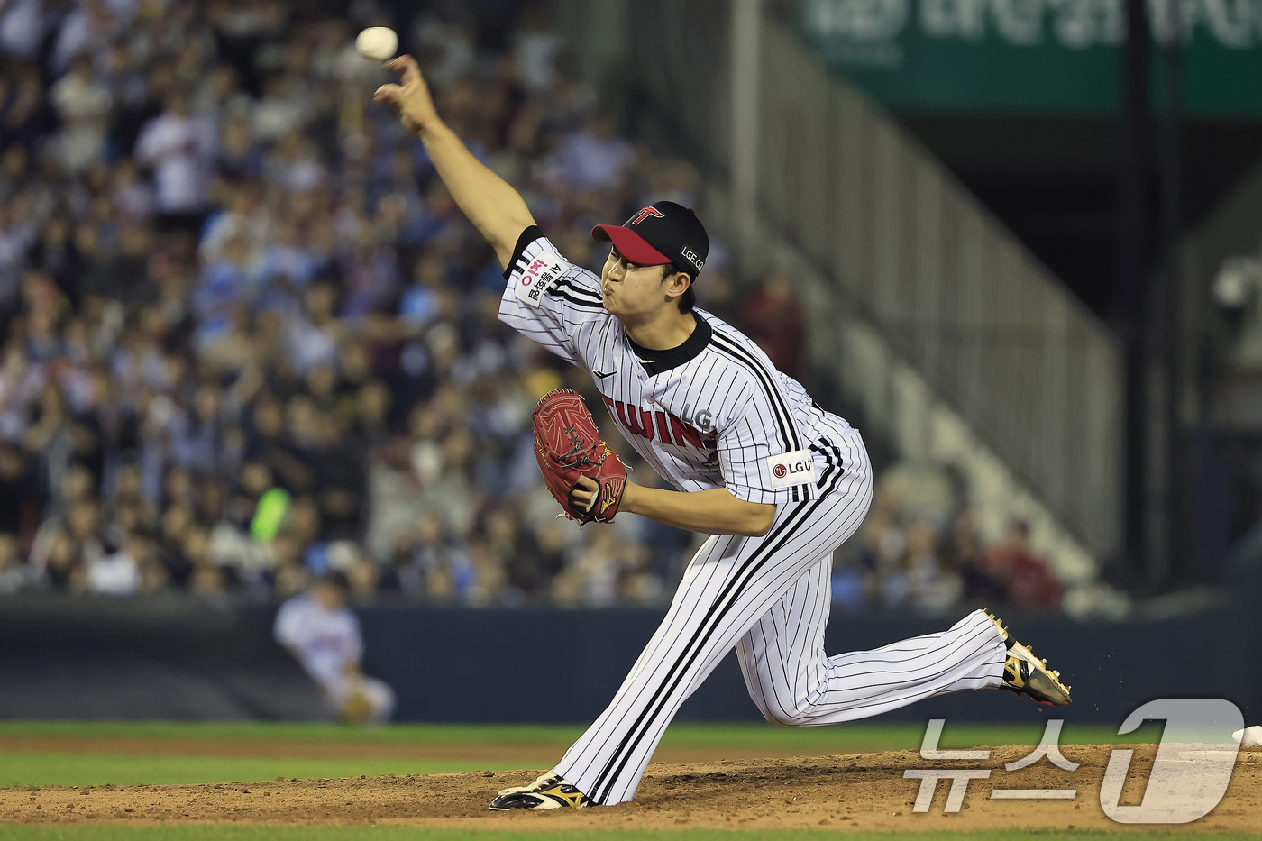 (서울=뉴스1) 박정호 기자 = 15일 서울 송파구 잠실야구장에서 열린 '2026 신한 SOL KBO리그' 롯데 자이언츠와 LG 트윈스의 경기, 8회초 마운드에 오른 LG 김영우가 …