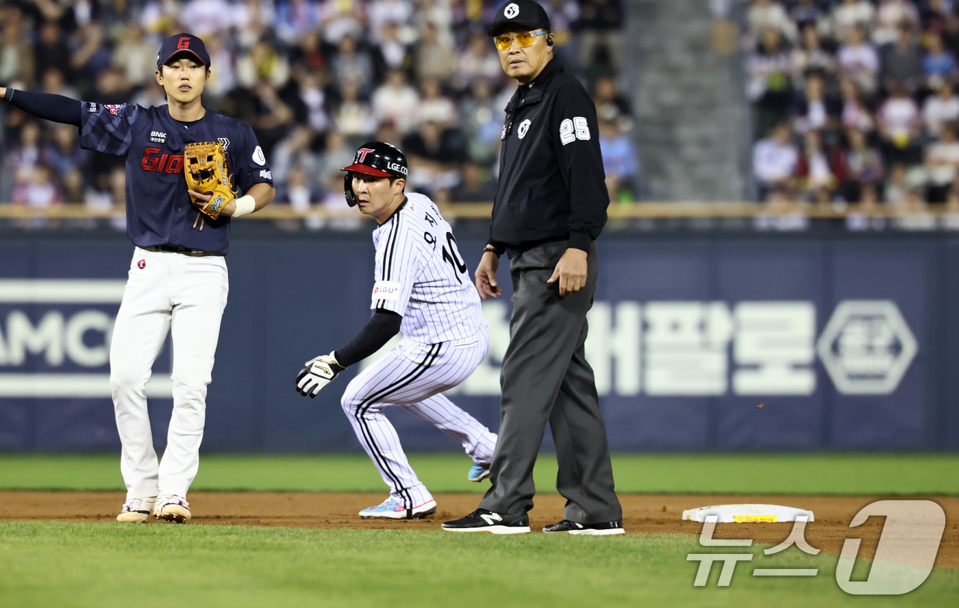 (서울=뉴스1) 최지환 기자 = 15일 서울 송파구 잠실야구장에서 열린 '2026 신한 SOL KBO리그' 열린 롯데자이언츠와 LG트윈스의 경기, 7회말 LG의 공격 무사 1루 상 …