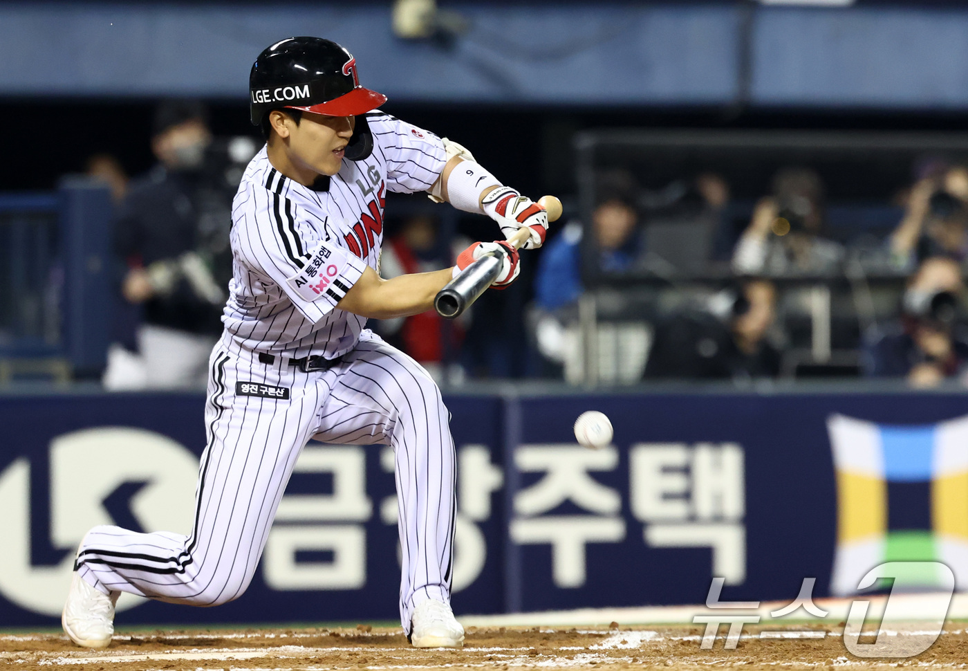 (서울=뉴스1) 최지환 기자 = 15일 서울 송파구 잠실야구장에서 열린 '2026 신한 SOL KBO리그' 열린 롯데자이언츠와 LG트윈스의 경기, 7회말 LG의 공격 무사 1루 상 …