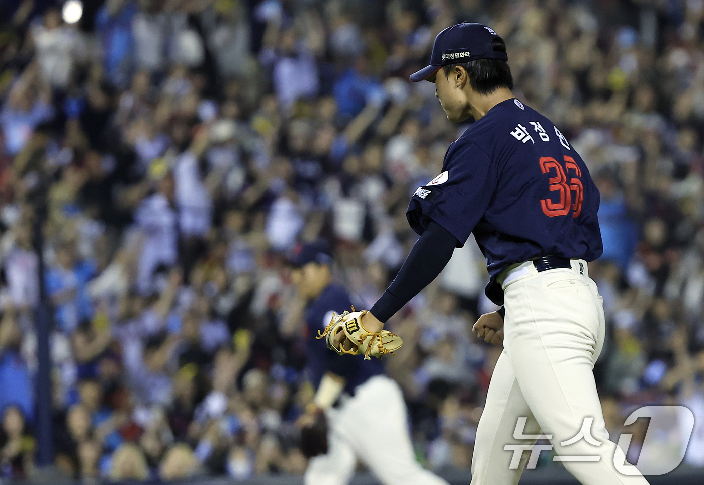(서울=뉴스1) 박정호 기자 = 15일 서울 송파구 잠실야구장에서 열린 '2026 신한 SOL KBO리그' 롯데 자이언츠와 LG 트윈스의 경기, 7회말 2사 주자 3루 상황에 LG …