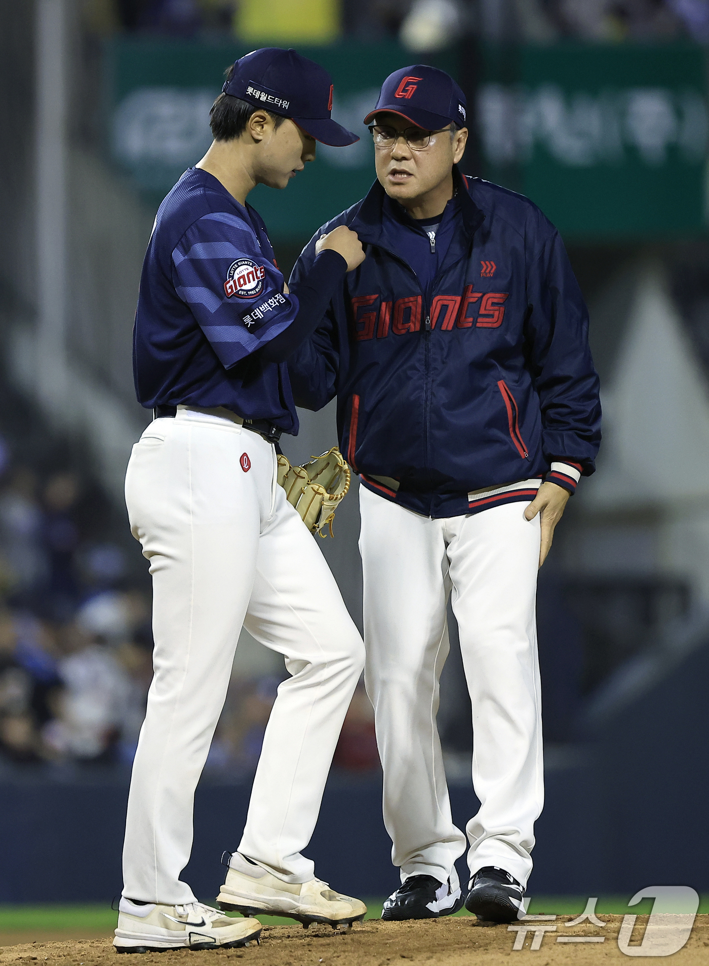 (서울=뉴스1) 박정호 기자 = 15일 서울 송파구 잠실야구장에서 열린 '2026 신한 SOL KBO리그' 롯데 자이언츠와 LG 트윈스의 경기, 7회말 2사 주자 3루 상황에 마운 …