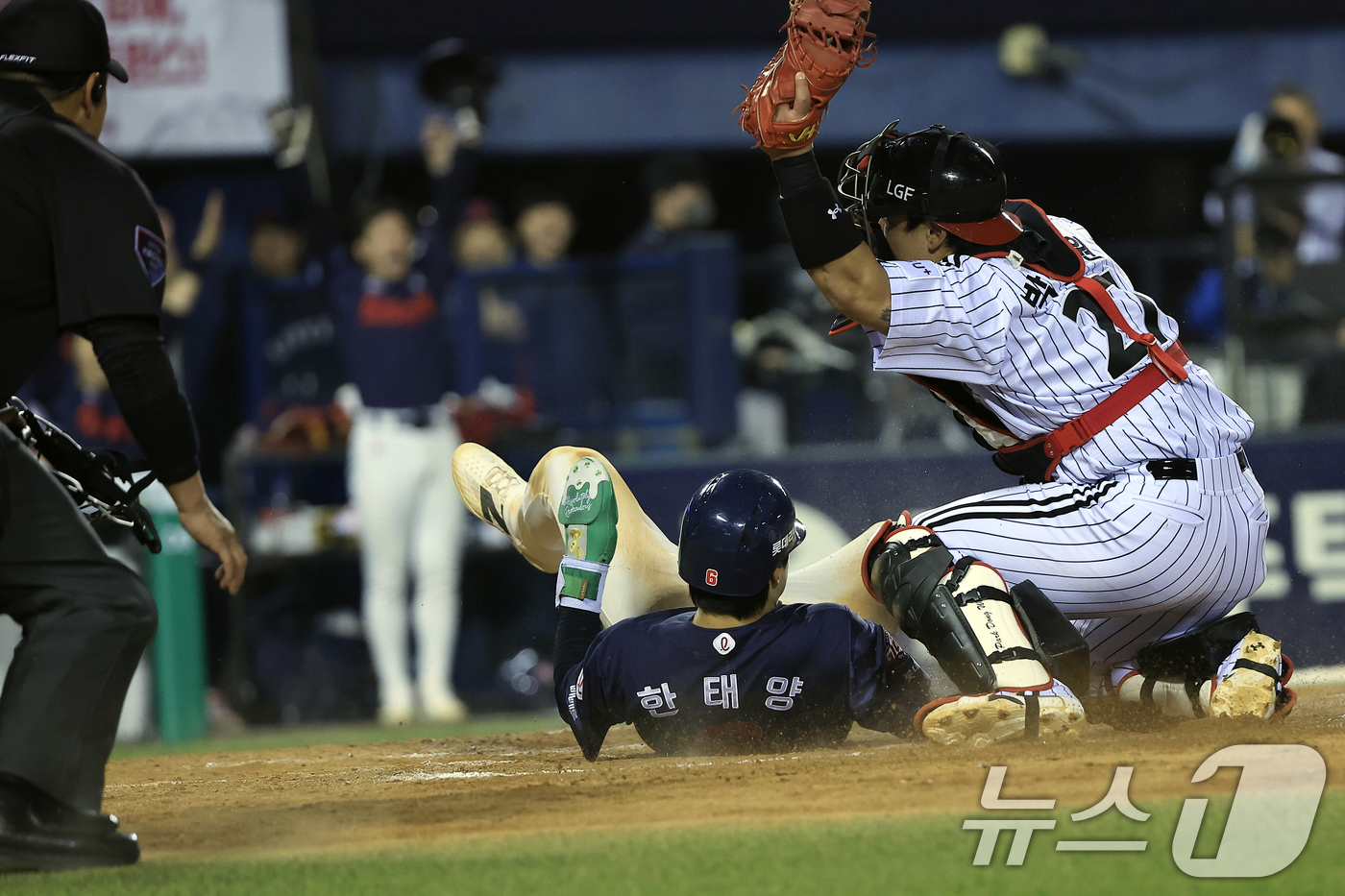(서울=뉴스1) 박정호 기자 = 15일 서울 송파구 잠실야구장에서 열린 '2026 신한 SOL KBO리그' 롯데 자이언츠와 LG 트윈스의 경기, 8회초 2사 주자 1,2루 상황에 …