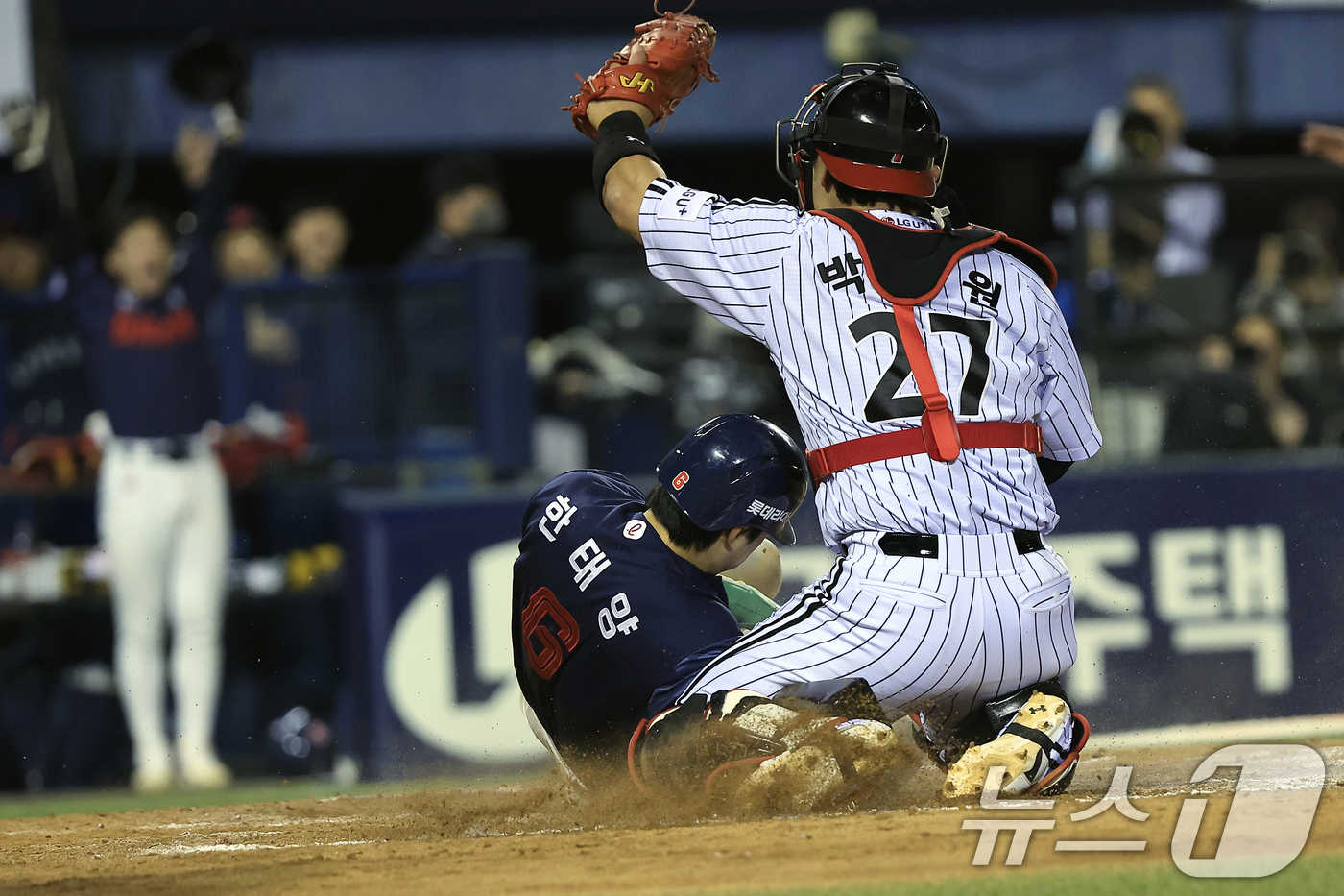 (서울=뉴스1) 박정호 기자 = 15일 서울 송파구 잠실야구장에서 열린 '2026 신한 SOL KBO리그' 롯데 자이언츠와 LG 트윈스의 경기, 8회초 2사 주자 1,2루 상황에 …