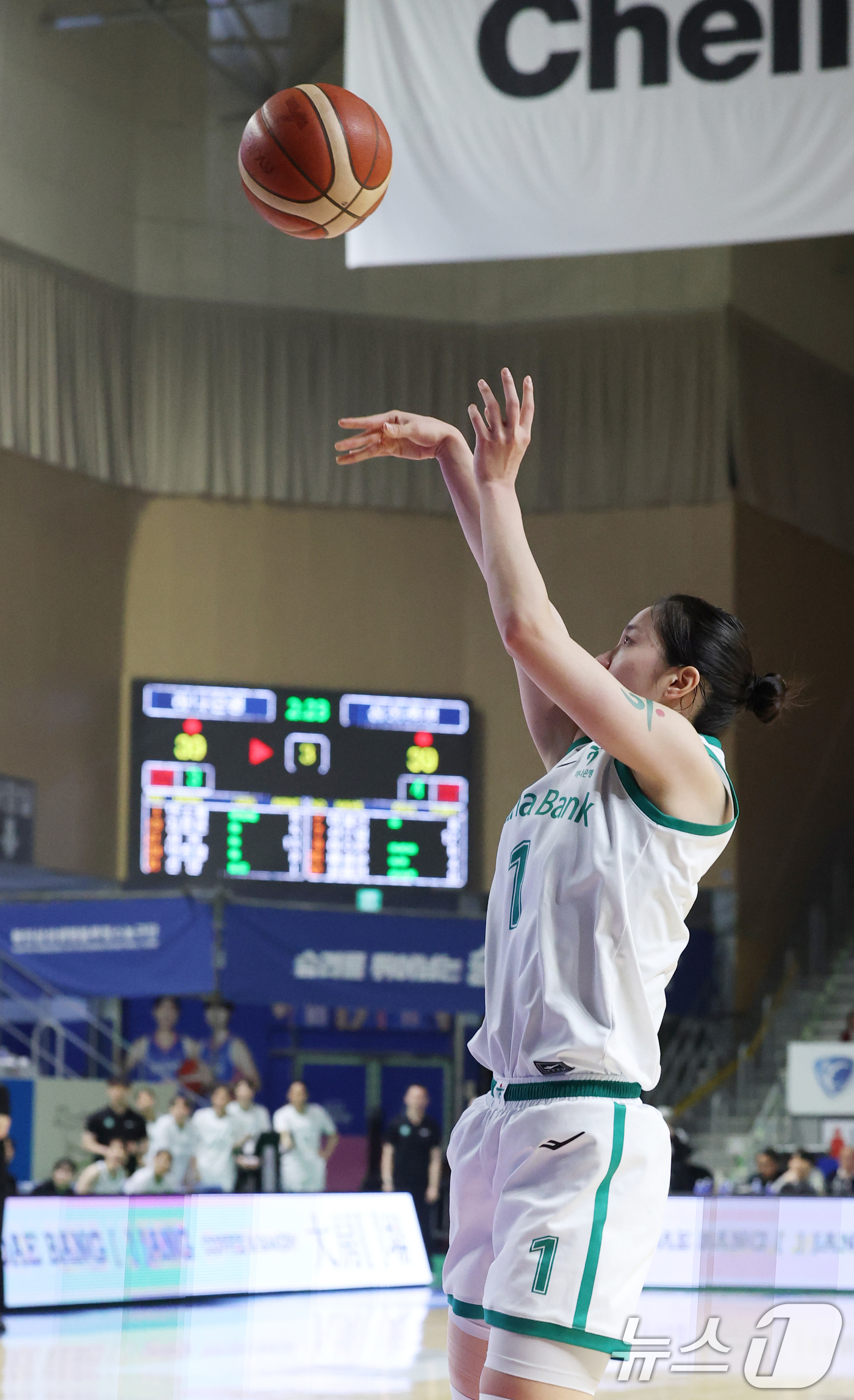 (용인=뉴스1) 김영운 기자 = 15일 경기 용인시 처인구 용인실내체육관에서 열린 'BNK 금융 2025-2026 여자프로농구 플레이오프 4차전' 용인 삼성생명 블루밍스와 부천 하 …