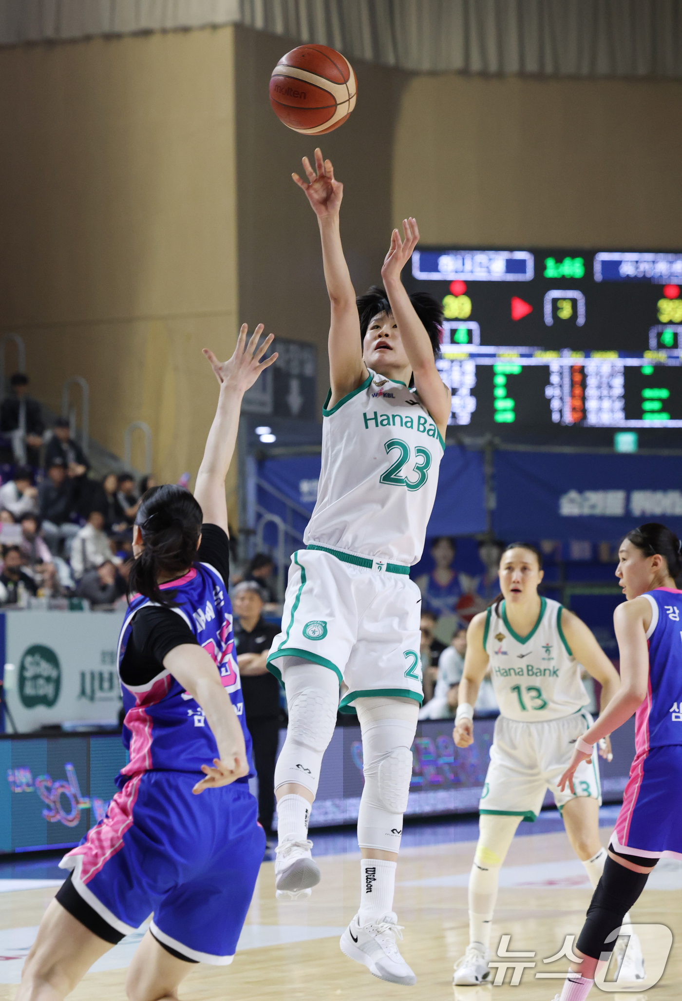 (용인=뉴스1) 김영운 기자 = 15일 경기 용인시 처인구 용인실내체육관에서 열린 'BNK 금융 2025-2026 여자프로농구 플레이오프 4차전' 용인 삼성생명 블루밍스와 부천 하 …