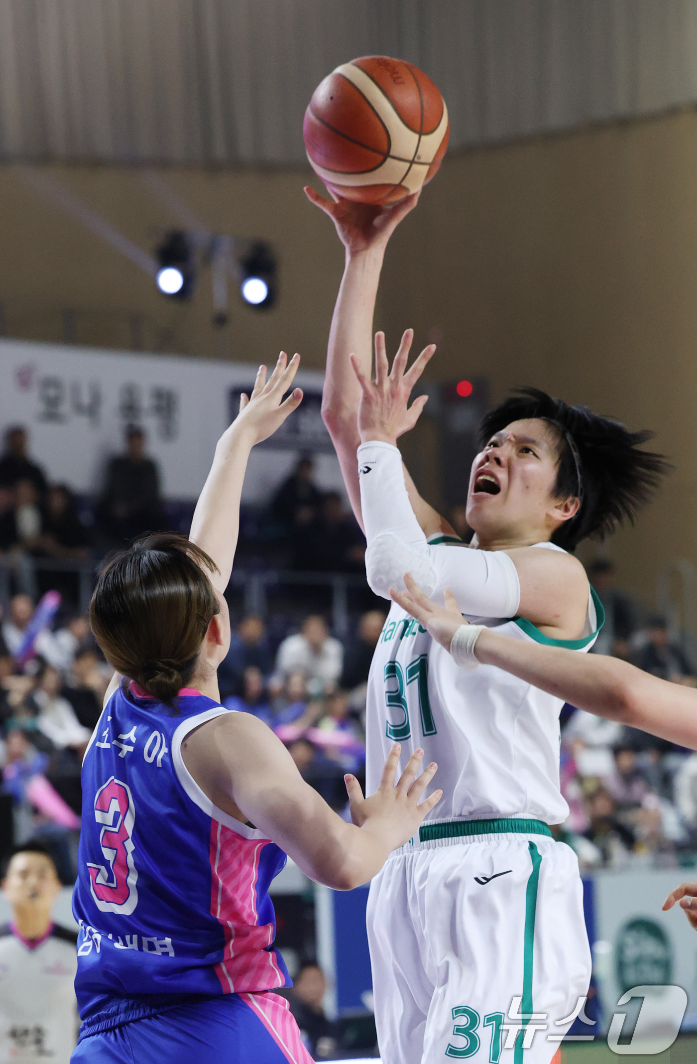 (용인=뉴스1) 김영운 기자 = 15일 경기 용인시 처인구 용인실내체육관에서 열린 'BNK 금융 2025-2026 여자프로농구 플레이오프 4차전' 용인 삼성생명 블루밍스와 부천 하 …