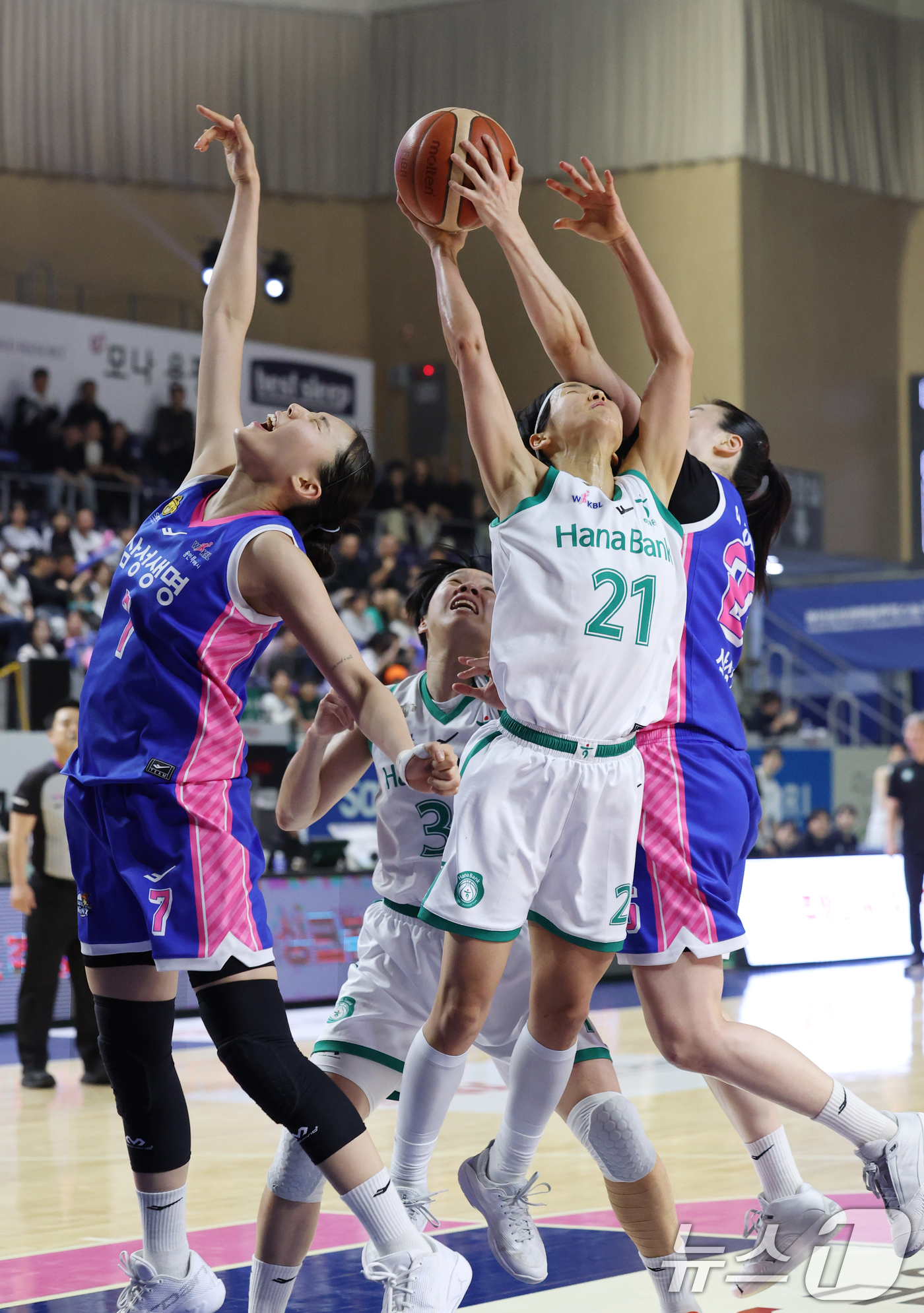 (용인=뉴스1) 김영운 기자 = 15일 경기 용인시 처인구 용인실내체육관에서 열린 'BNK 금융 2025-2026 여자프로농구 플레이오프 4차전' 용인 삼성생명 블루밍스와 부천 하 …
