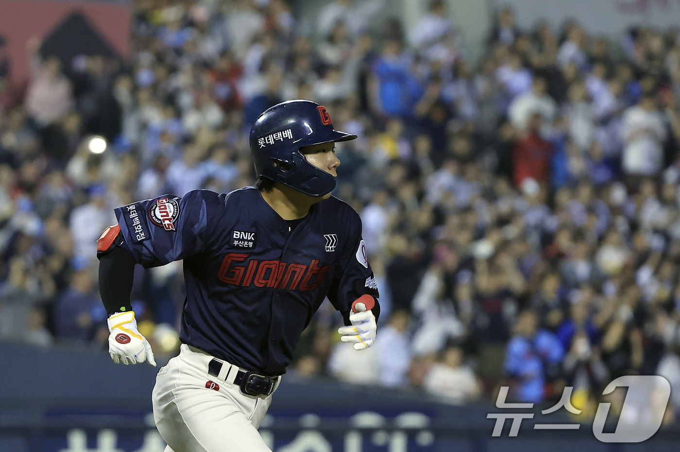 (서울=뉴스1) 박정호 기자 = 15일 서울 송파구 잠실야구장에서 열린 '2026 신한 SOL KBO리그' 롯데 자이언츠와 LG 트윈스의 경기, 8회초 2사 주자 1,2루 상황에 …