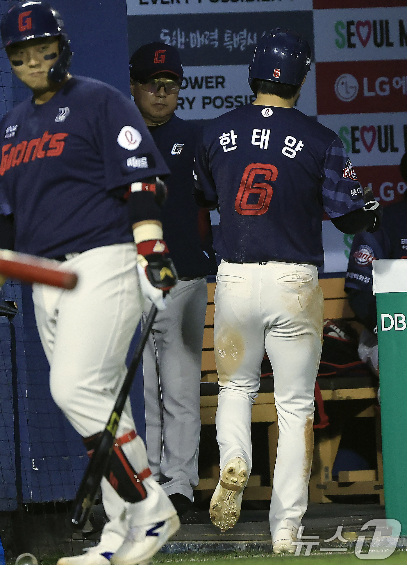 (서울=뉴스1) 박정호 기자 = 15일 서울 송파구 잠실야구장에서 열린 '2026 신한 SOL KBO리그' 롯데 자이언츠와 LG 트윈스의 경기, 8회초 2사 주자 1,2루 상황에 …