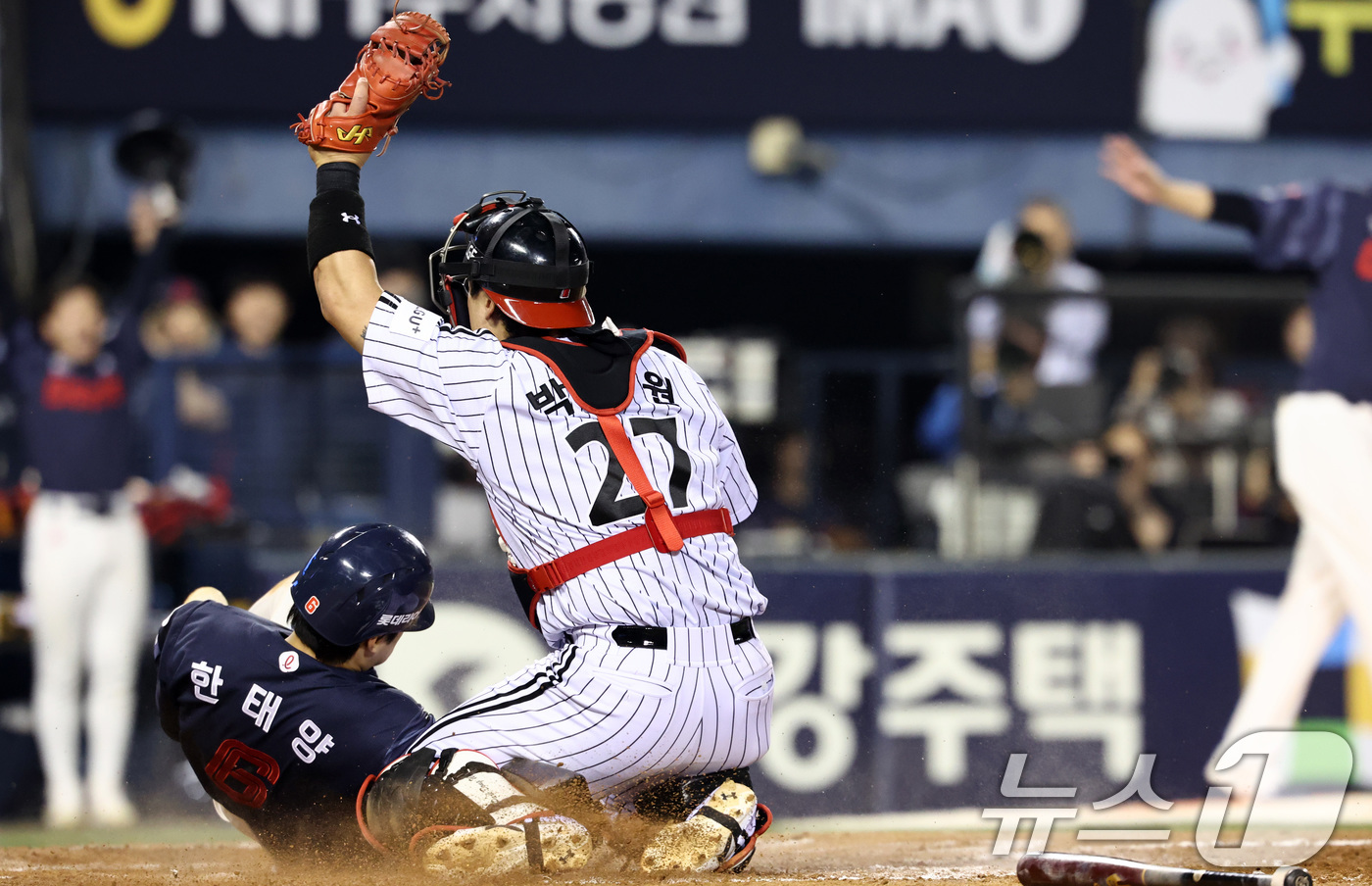 (서울=뉴스1) 최지환 기자 = 5일 서울 송파구 잠실야구장에서 열린 '2026 신한 SOL KBO리그' 열린 롯데자이언츠와 LG트윈스의 경기, 8회초 2사 주자 1,2루 상황에 …