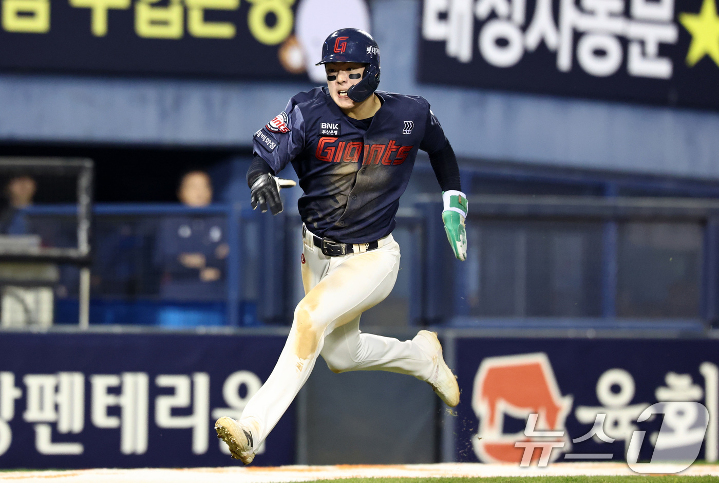 (서울=뉴스1) 최지환 기자 = 5일 서울 송파구 잠실야구장에서 열린 '2026 신한 SOL KBO리그' 열린 롯데자이언츠와 LG트윈스의 경기, 8회초 2사 주자 1,2루 상황에 …