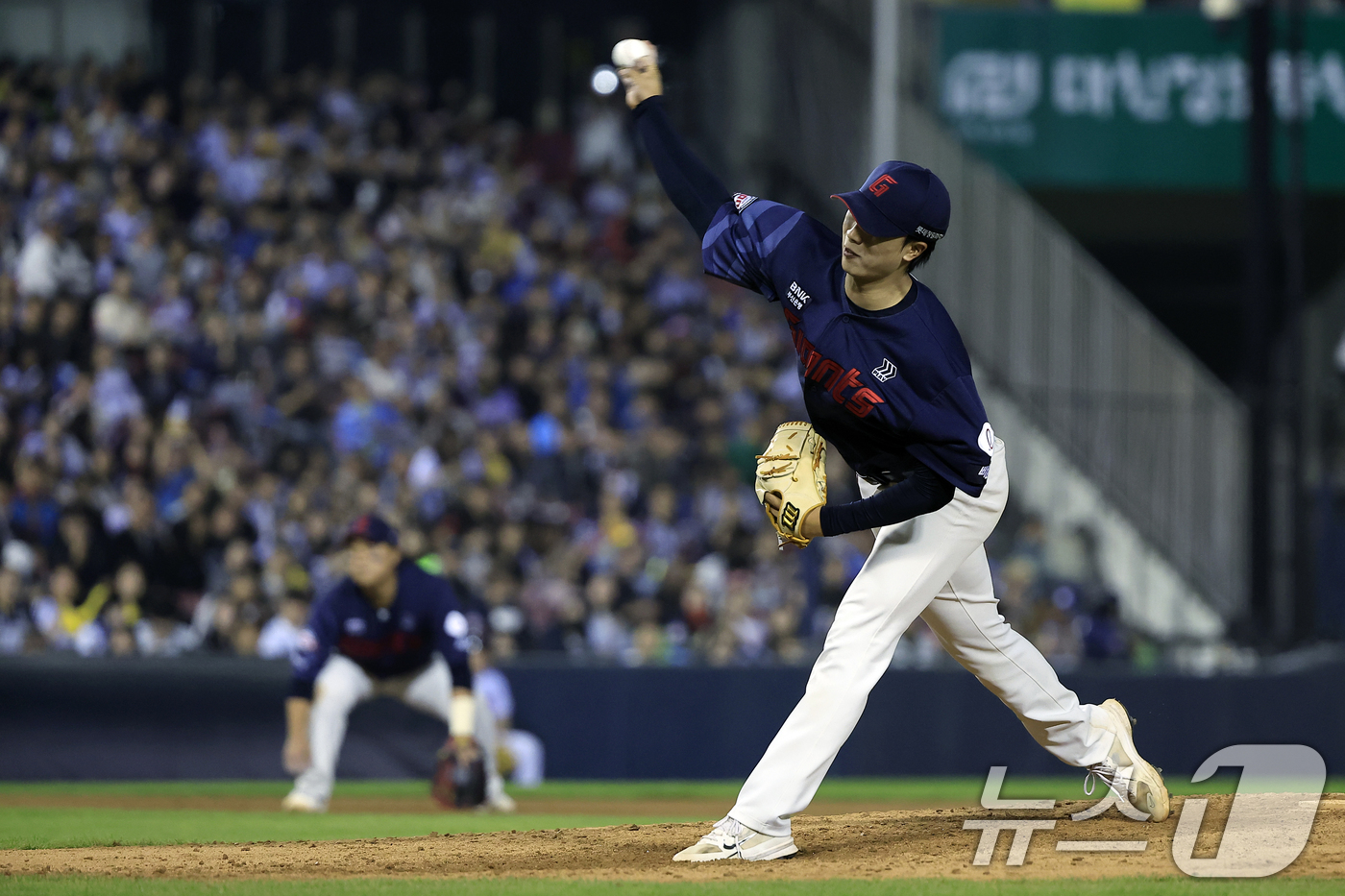 (서울=뉴스1) 박정호 기자 = 15일 서울 송파구 잠실야구장에서 열린 '2026 신한 SOL KBO리그' 롯데 자이언츠와 LG 트윈스의 경기, 8회말 롯데 박정민이 역투하고 있다 …