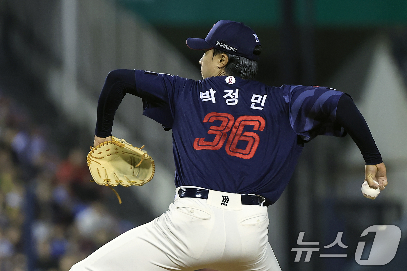 (서울=뉴스1) 박정호 기자 = 15일 서울 송파구 잠실야구장에서 열린 '2026 신한 SOL KBO리그' 롯데 자이언츠와 LG 트윈스의 경기, 8회말 롯데 박정민이 역투하고 있다 …