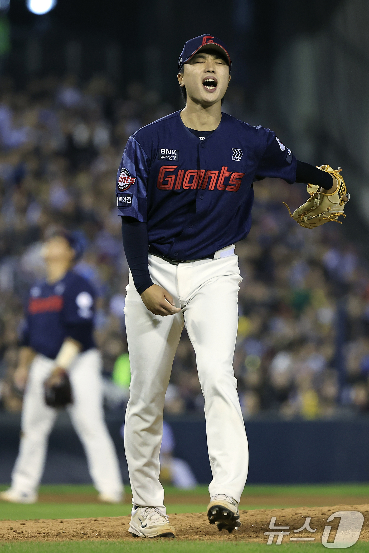 (서울=뉴스1) 박정호 기자 = 15일 서울 송파구 잠실야구장에서 열린 '2026 신한 SOL KBO리그' 롯데 자이언츠와 LG 트윈스의 경기, 8회말 1사 주자 없는 상황에 LG …