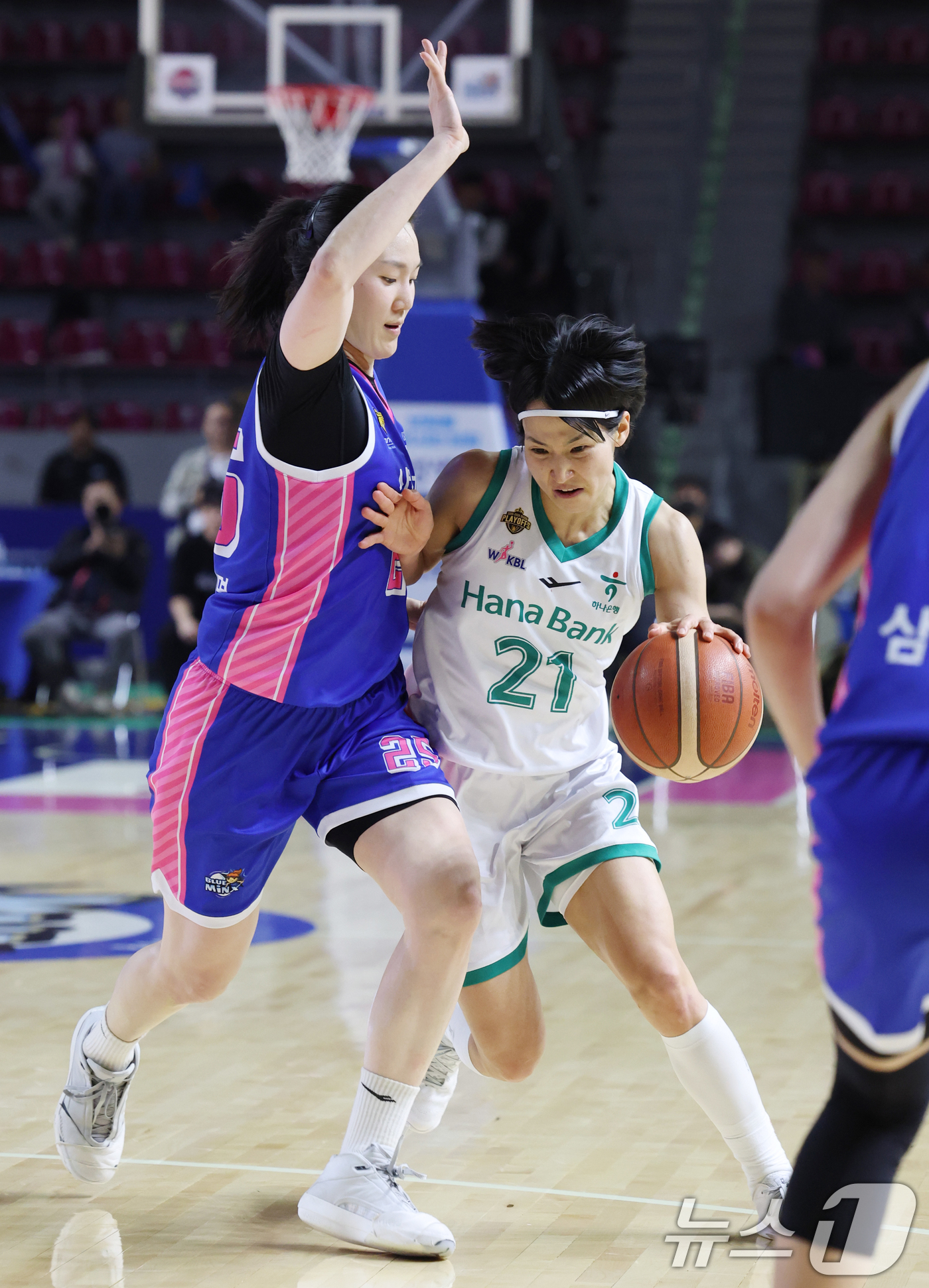 (용인=뉴스1) 김영운 기자 = 15일 경기 용인시 처인구 용인실내체육관에서 열린 'BNK 금융 2025-2026 여자프로농구 플레이오프 4차전' 용인 삼성생명 블루밍스와 부천 하 …