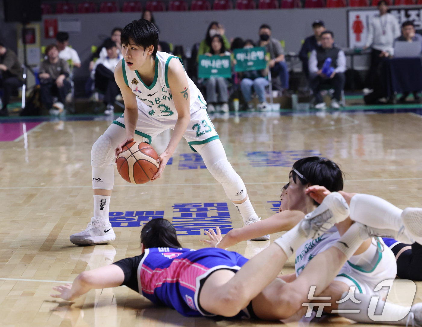 (용인=뉴스1) 김영운 기자 = 15일 경기 용인시 처인구 용인실내체육관에서 열린 'BNK 금융 2025-2026 여자프로농구 플레이오프 4차전' 용인 삼성생명 블루밍스와 부천 하 …