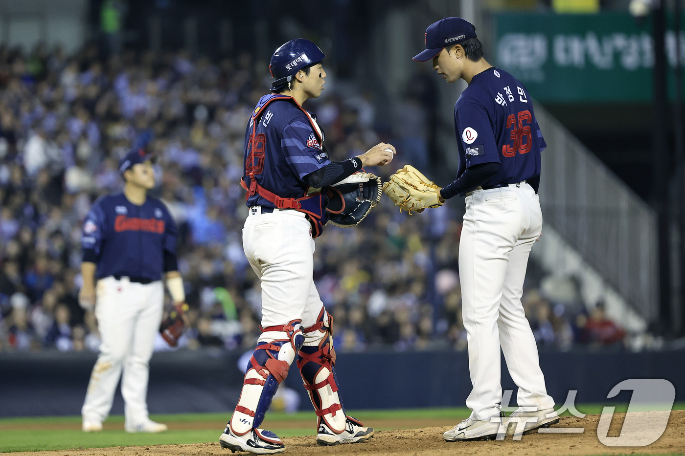 (서울=뉴스1) 박정호 기자 = 15일 서울 송파구 잠실야구장에서 열린 '2026 신한 SOL KBO리그' 롯데 자이언츠와 LG 트윈스의 경기, 8회말 1사 주자 1루 상황에 롯데 …