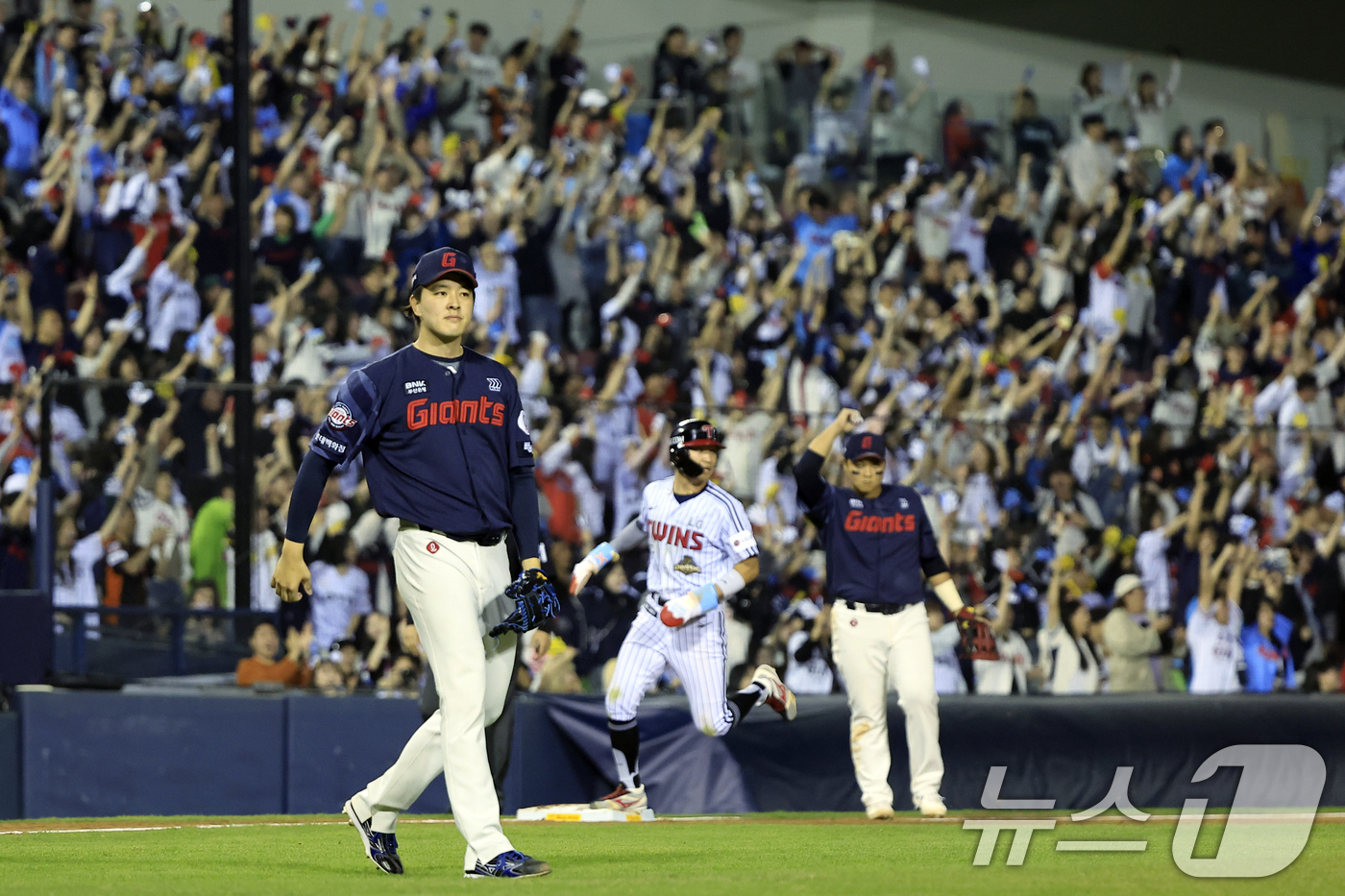 (서울=뉴스1) 박정호 기자 = 15일 서울 송파구 잠실야구장에서 열린 '2026 신한 SOL KBO리그' 롯데 자이언츠와 LG 트윈스의 경기, 8회말 2사 주자 1루 상황에 LG …