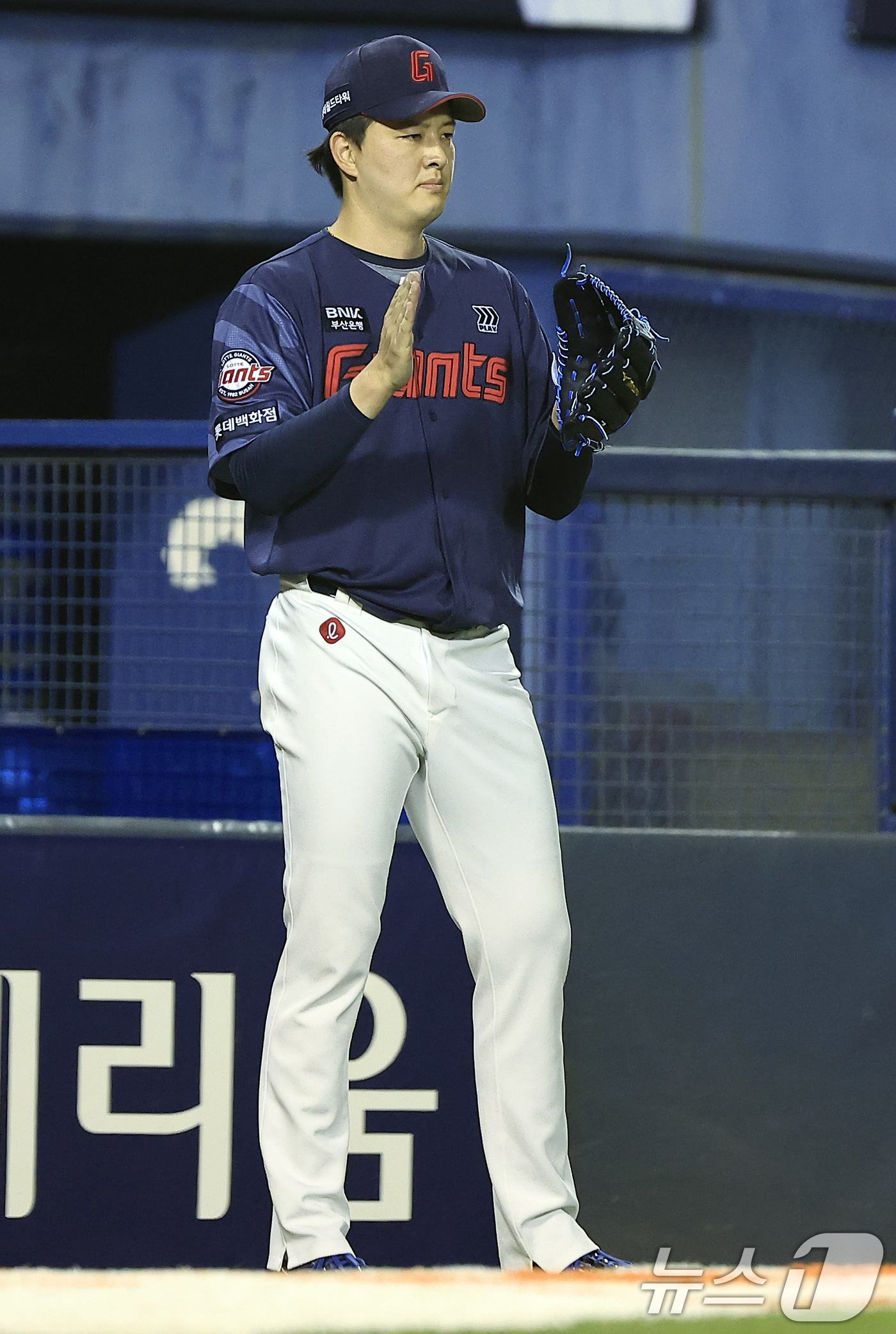 (서울=뉴스1) 박정호 기자 = 15일 서울 송파구 잠실야구장에서 열린 '2026 신한 SOL KBO리그' 롯데 자이언츠와 LG 트윈스의 경기, 8회말 2사 주자 1루 상황에 LG …