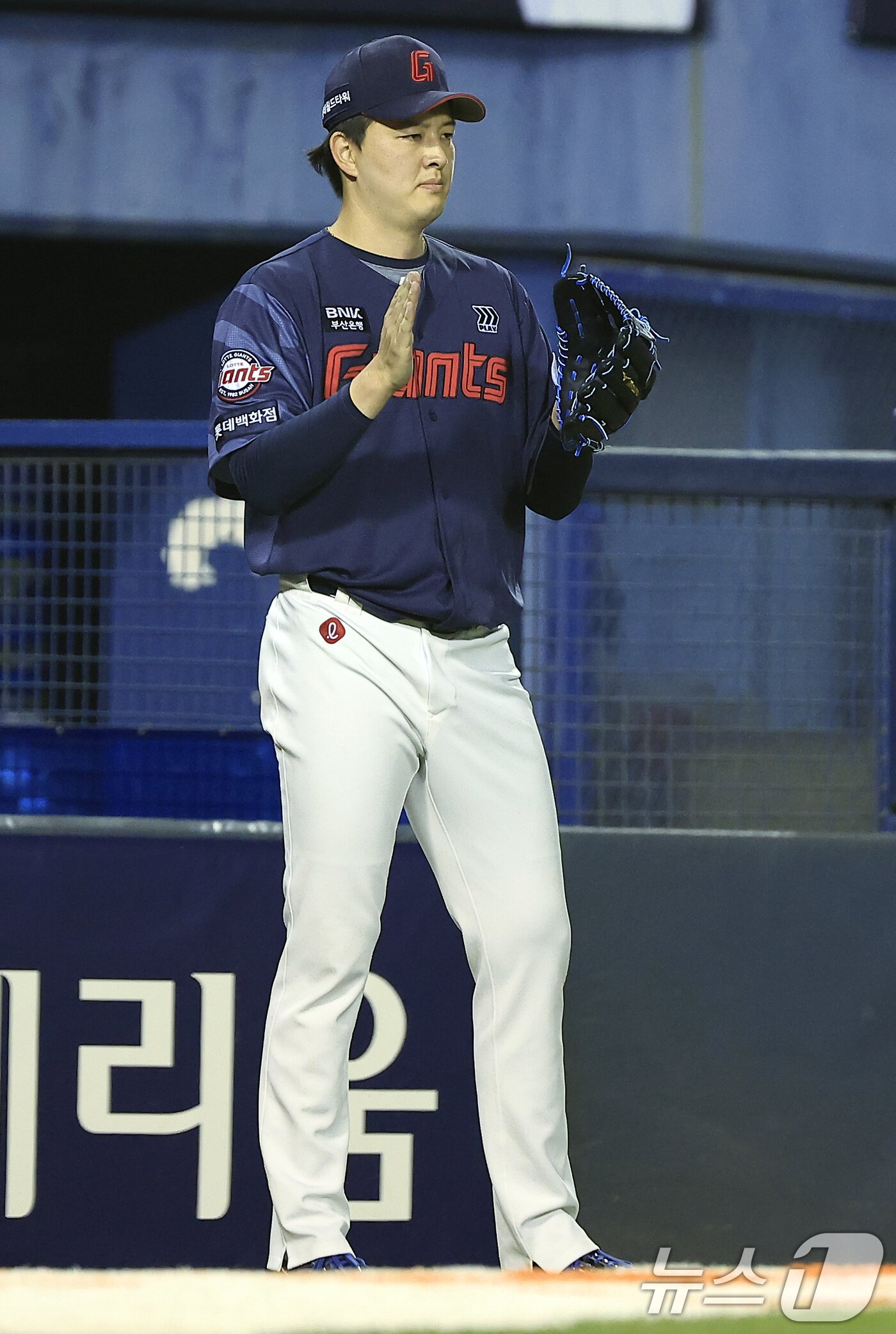 본문 이미지 - 15일 서울 송파구 잠실야구장에서 열린 '2026 신한 SOL KBO리그' 롯데 자이언츠와 LG 트윈스의 경기, 8회말 2사 주자 1루 상황에 LG 오스틴의 타구를 우익수가 잡아내며 이닝을 마치자 롯데 김원중이 마운드에서 내려와 야수들을 맞이하고 있다. 2026.4.15 ⓒ 뉴스1 박정호 기자