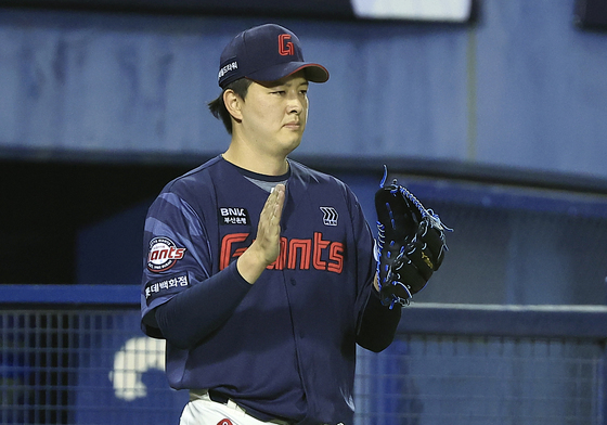 야수들 향해 박수 보내는 김원중