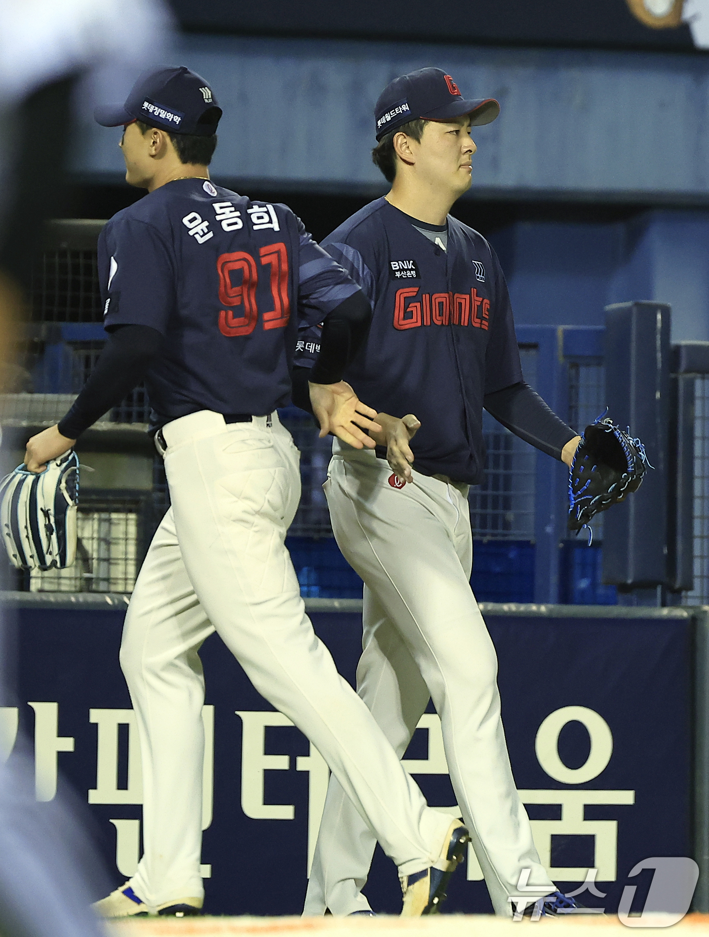 (서울=뉴스1) 박정호 기자 = 15일 서울 송파구 잠실야구장에서 열린 '2026 신한 SOL KBO리그' 롯데 자이언츠와 LG 트윈스의 경기, 8회말 2사 주자 1루 상황에 LG …