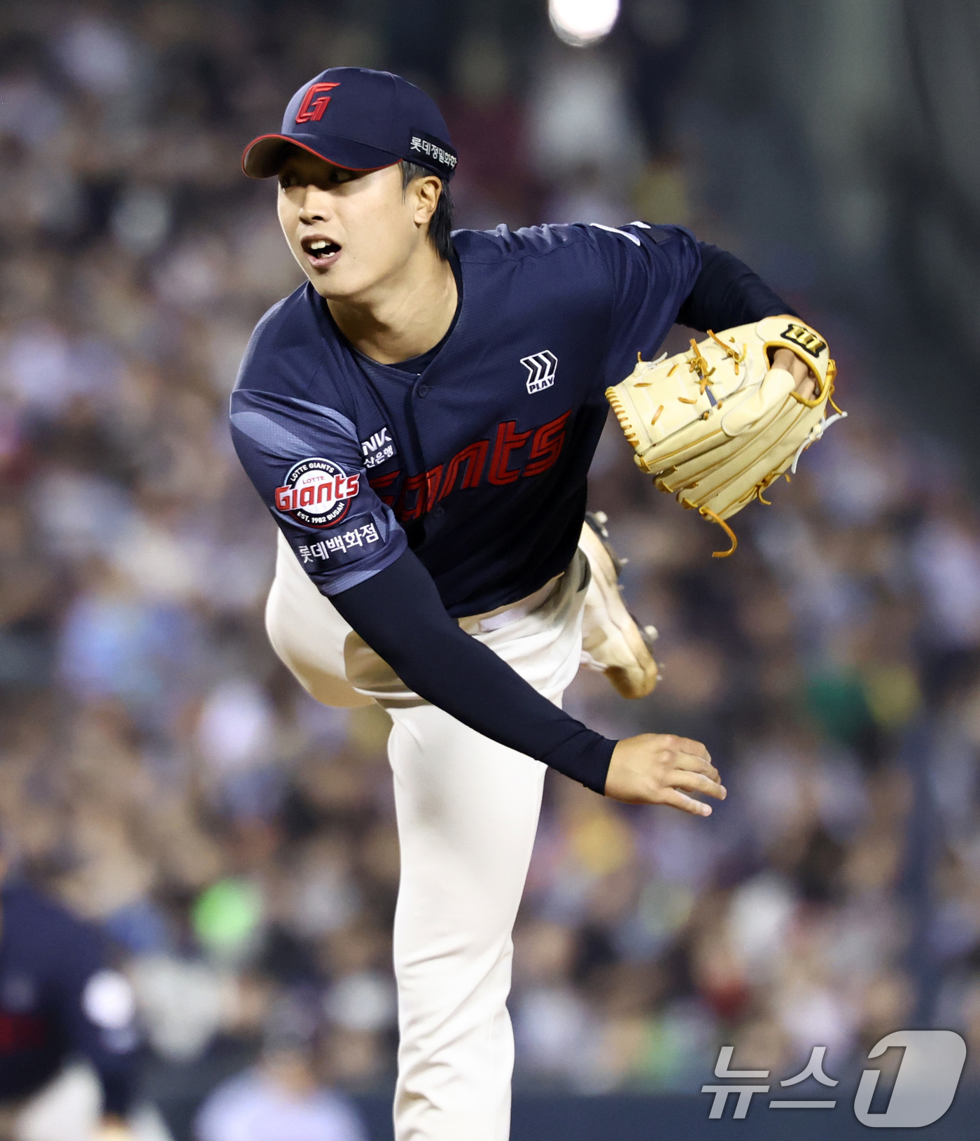 (서울=뉴스1) 최지환 기자 = 15일 서울 송파구 잠실야구장에서 열린 '2026 신한 SOL KBO리그' 열린 롯데자이언츠와 LG트윈스의 경기, 롯데 박정민이 역투하고 있다. 2 …