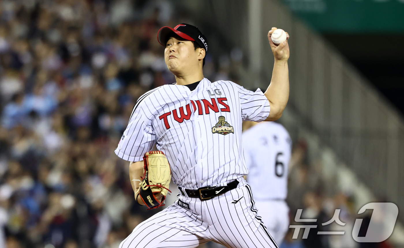 (서울=뉴스1) 최지환 기자 = 15일 서울 송파구 잠실야구장에서 열린 '2026 신한 SOL KBO리그' 열린 롯데자이언츠와 LG트윈스의 경기, LG 함덕주가 역투하고 있다. 2 …