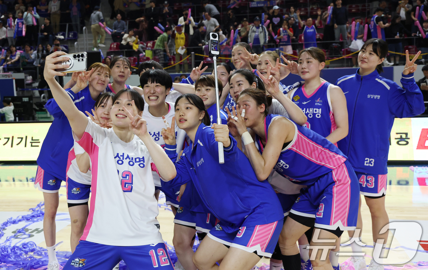 (용인=뉴스1) 김영운 기자 = 15일 경기 용인시 처인구 용인실내체육관에서 열린 'BNK 금융 2025-2026 여자프로농구 플레이오프 4차전' 용인 삼성생명 블루밍스와 부천 하 …