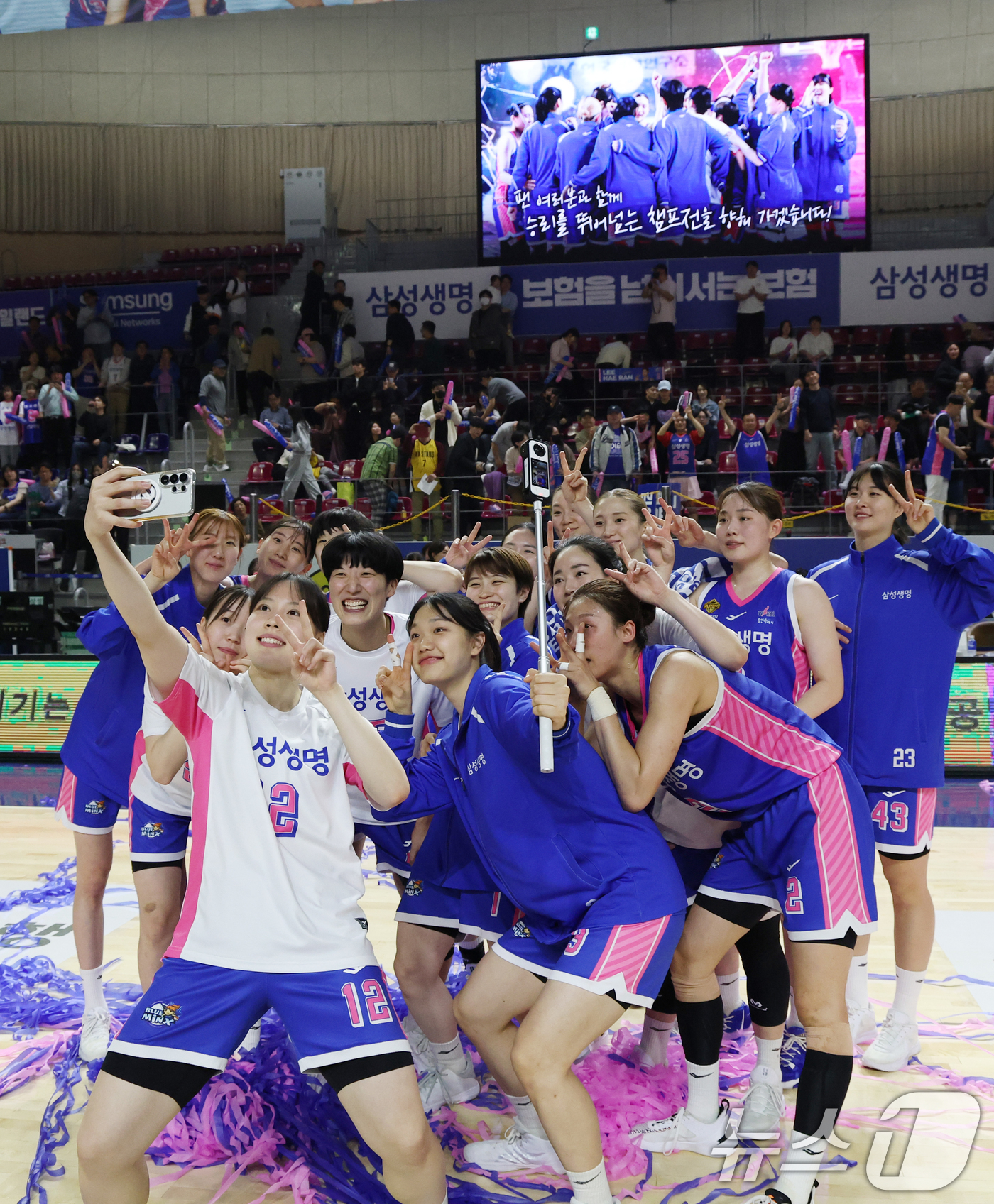 (용인=뉴스1) 김영운 기자 = 15일 경기 용인시 처인구 용인실내체육관에서 열린 'BNK 금융 2025-2026 여자프로농구 플레이오프 4차전' 용인 삼성생명 블루밍스와 부천 하 …